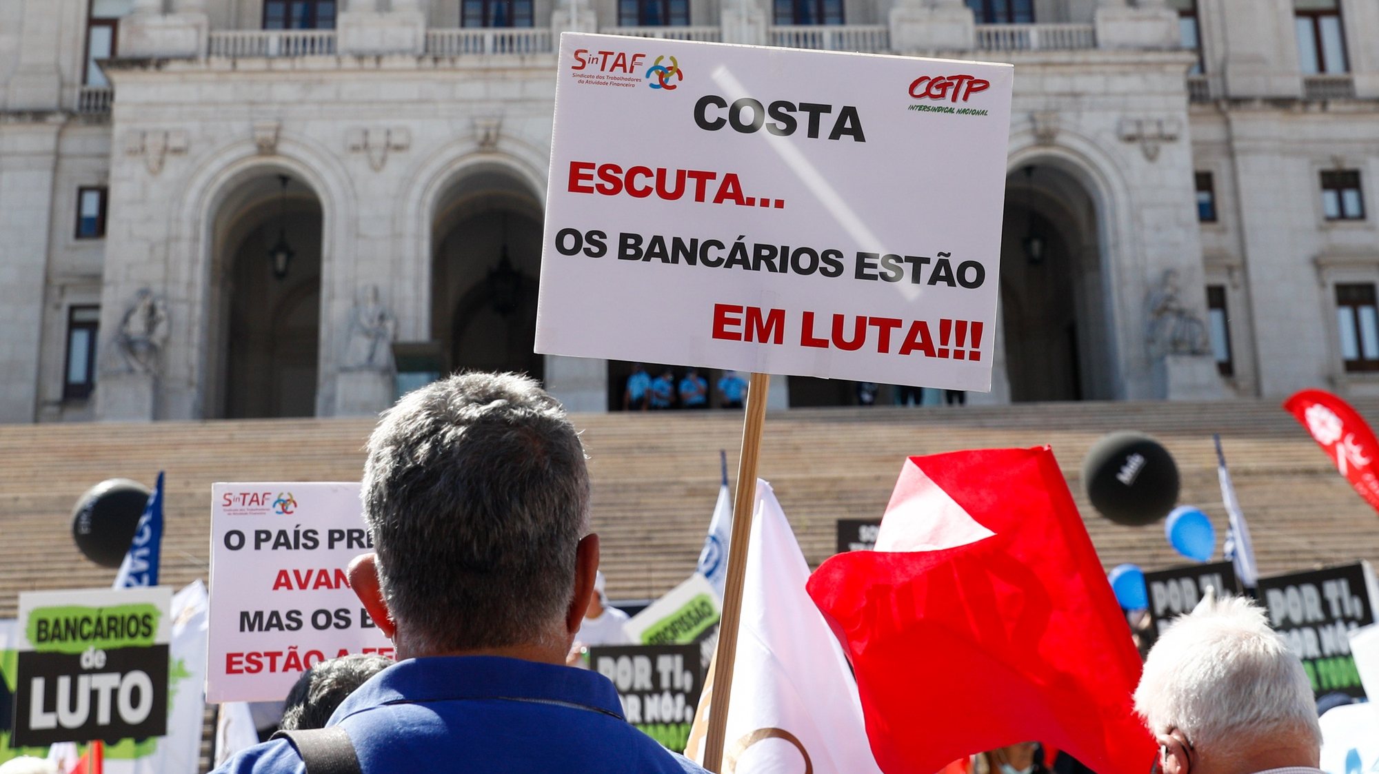 Manifestação nacional de bancários em protesto contra despedimentos,  junto à Assembleia da República, em Lisboa, 13 de julho de 2021. A manifestação foi convocada pelos sete sindicatos do setor (SNQTB - Sindicato Nacional dos Quadros e Técnicos Bancários; MAIS Sindicato - Sindicato do Setor Financeiro; SBN - Sindicato dos Bancários do Norte; SIB - Sindicato Independente da Banca; SBC - Sindicato dos Bancários do Centro; STEC - Sindicato do Grupo CGD; e SinTAF - Sindicato dos Trabalhadores da Actividade Financeira). ANTÓNIO COTRIM/LUSA