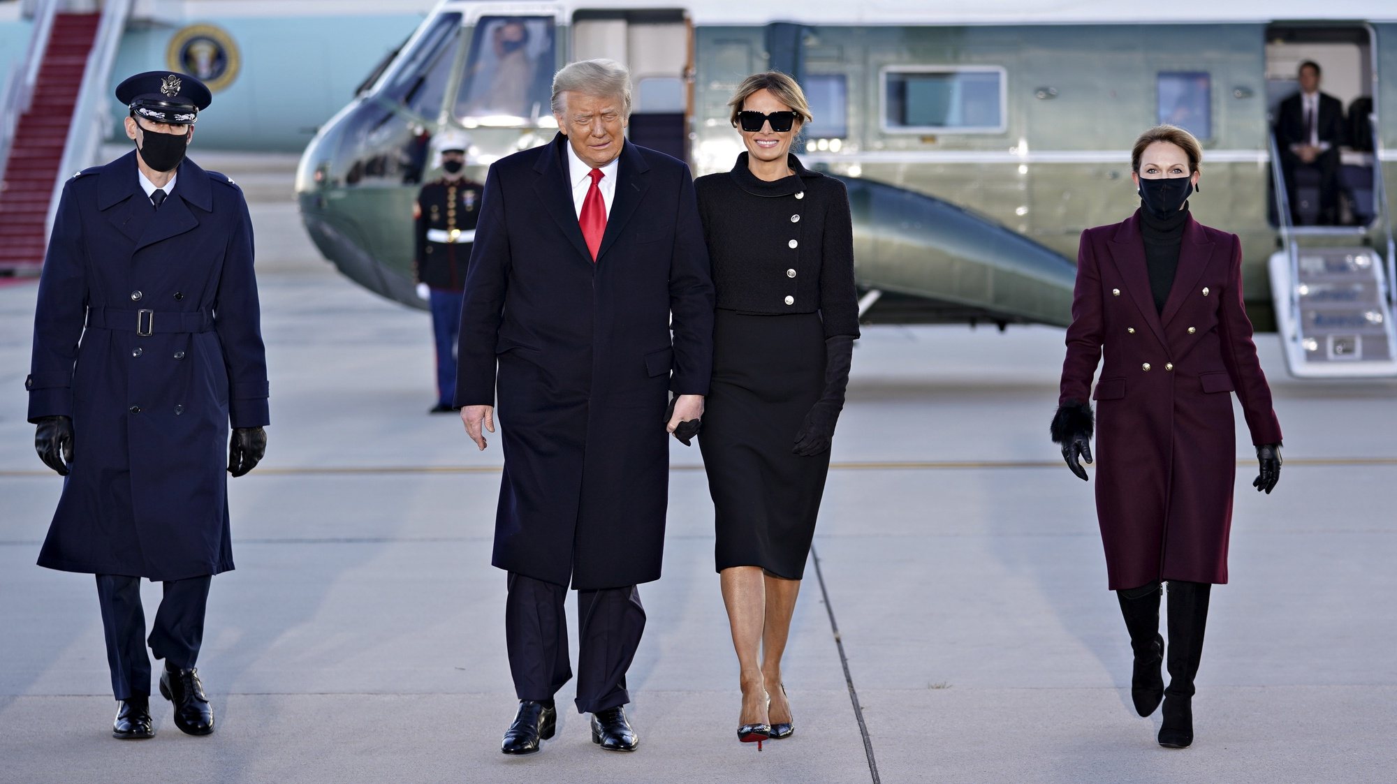 epa08951546 U.S. President Donald Trump (C-L) and U.S. First Lady Melania Trump arrive to a farewell ceremony at Joint Base Andrews, Maryland, before the inauguration of Joe Biden as US President in Washington, DC, USA, 20 January 2021. Biden won the 03 November 2020 election to become the 46th President of the United States of America.  EPA/STEFANI REYNOLDS/ POOL