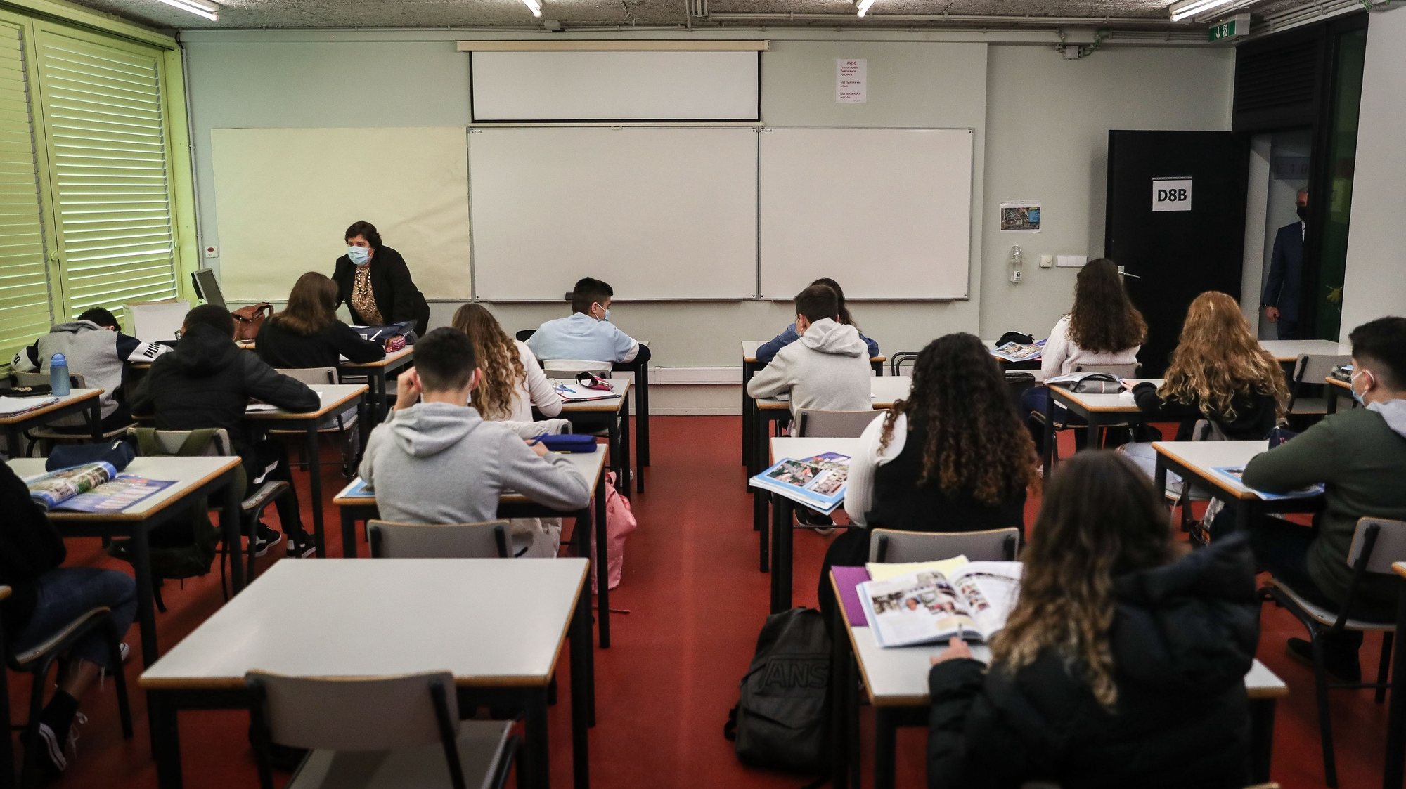 Alunos do agrupamento de escolas D. Dinis no regresso às aulas no âmbito do desconfinamento devido à pandemia de covid-19, em Lisboa, 5 de abril de 2021. MÁRIO CRUZ/LUSA