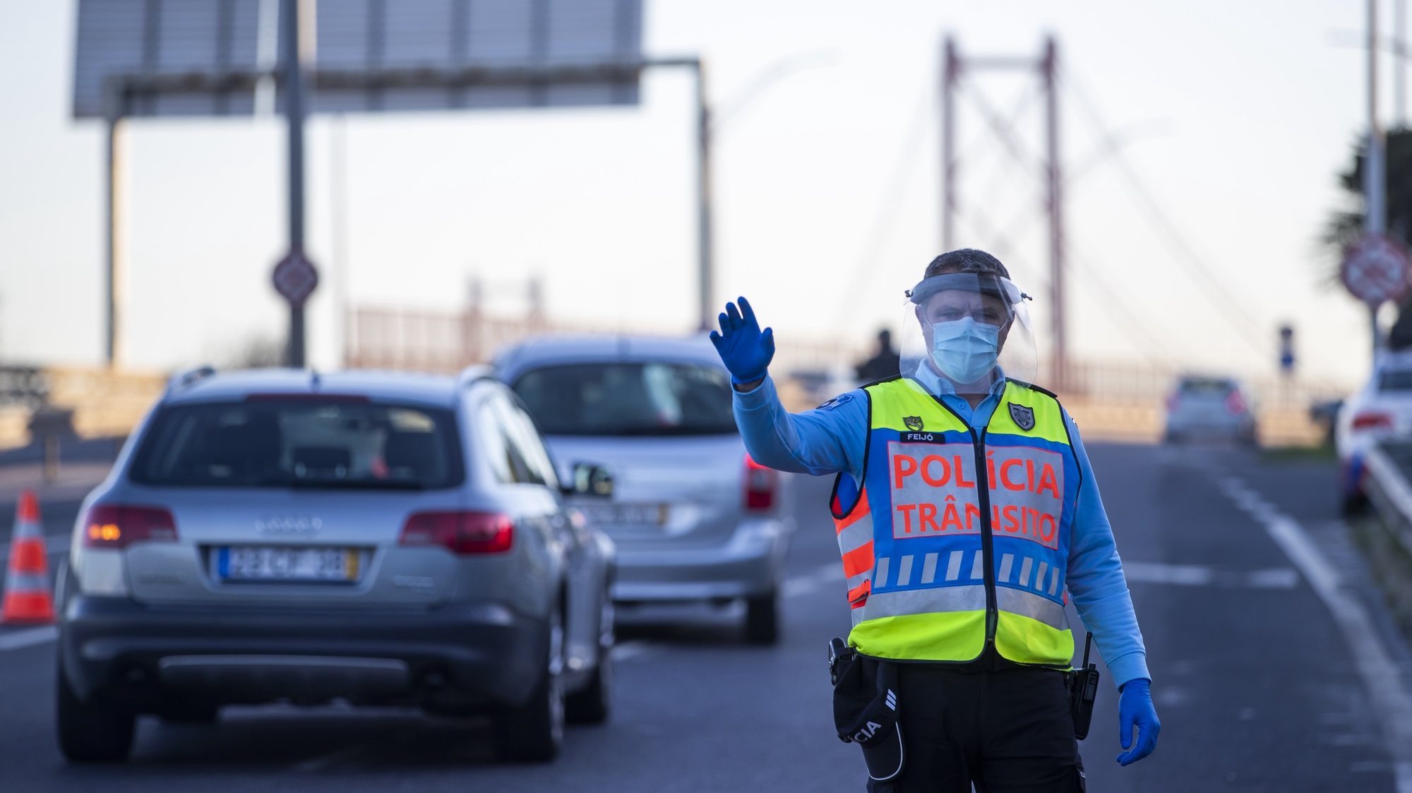 Um agente da Polícia de Segurança Pública (PSP) durante uma operação Stop no acesso à Ponte 25 de Abril, em Lisboa, 30 de outubro de 2020. A circulação entre concelhos do continente está proibida entre os dias 30 de outubro e 03 de novembro devido à pandemia de covid-19. JOSÉ SENA GOULÃO/LUSA