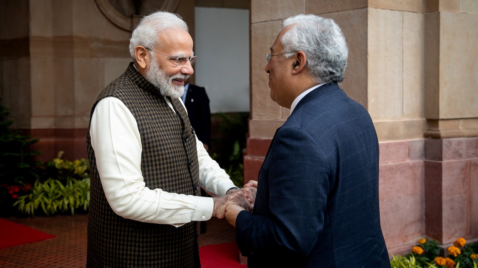 O primeiro-ministro, António Costa (D), é cumprimentado pelo primeiro-ministro da Índia, Narendra Modi (E), durante um encontro em Nova Deli, Índia, 19 de dezembro de 2019. PAULO VAZ HENRIQUES/GABINETE DO PRIMEIRO MINISTRO/LUSA