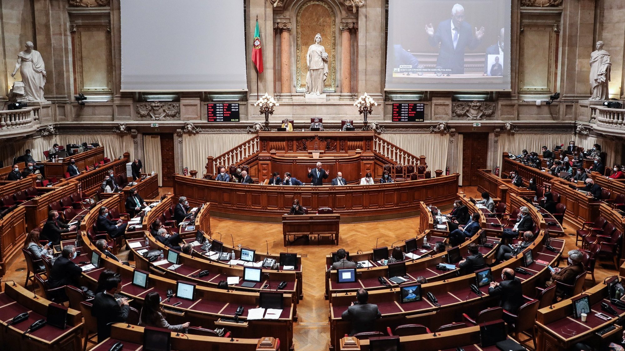 O primeiro-ministro, António Costa (C), participa no debate parlamentar sobre política geral, na Assembleia da República, em Lisboa, 17 de março de 2021. MÁRIO CRUZ/LUSA