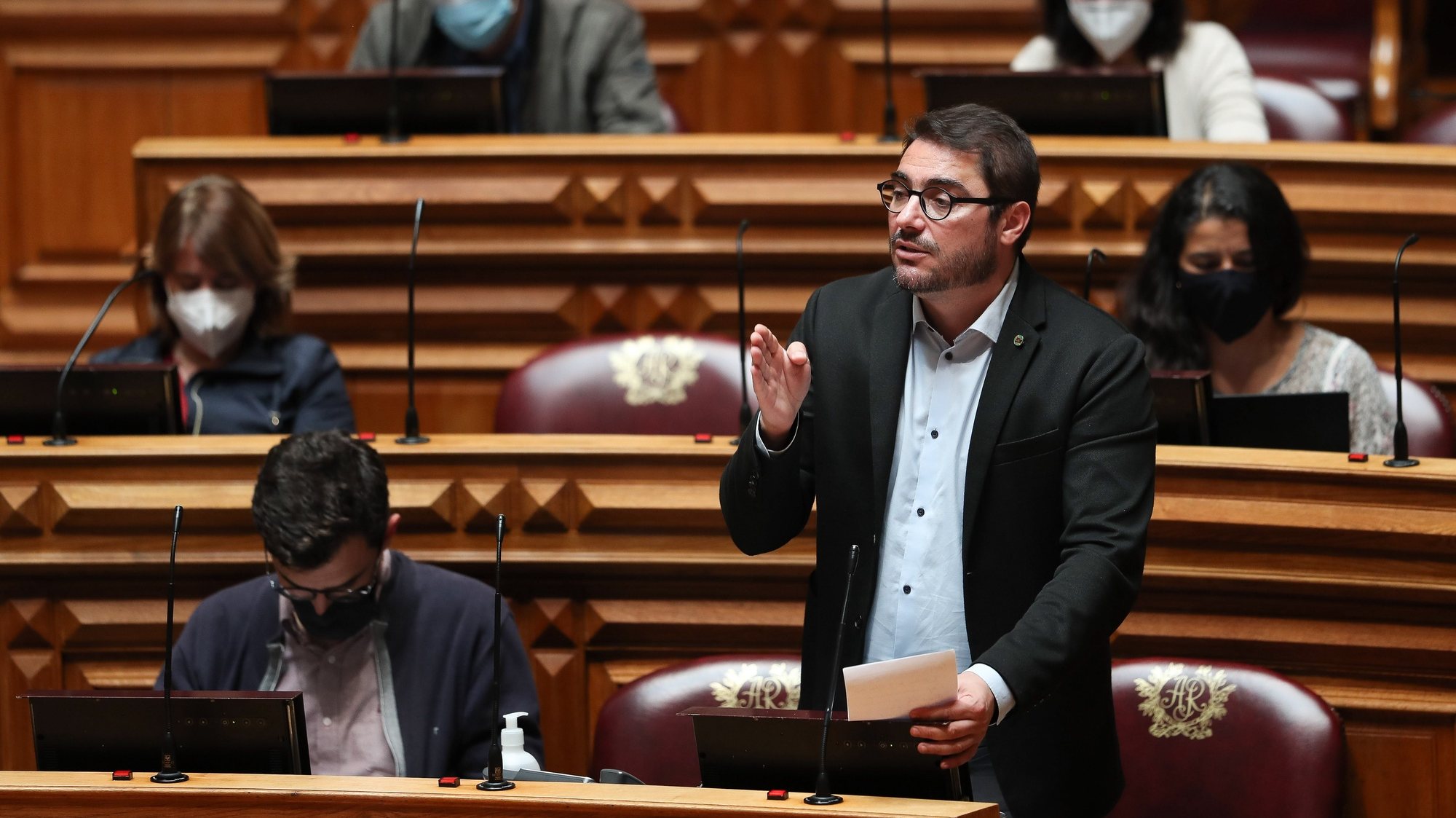 O deputado do PCP, João Oliveira, intervém sobre a aplicação da Declaração do Estado de Emergência no debate parlamentar na Assembleia da República, em Lisboa, 18 de maio de 2021. MÁRIO CRUZ/LUSA