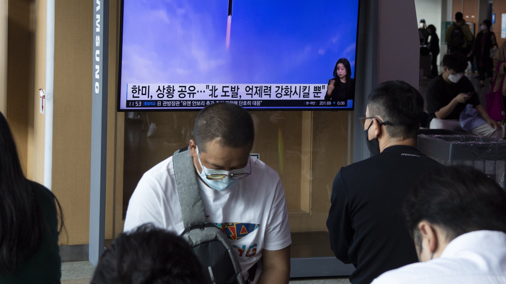 epa10222064 People watch the news at a station in Seoul, South Korea, 04 October 2022. According to South Korea&#039;s Joint Chiefs of Staff (JCS), North Korea launched a ballistic missile over Japan into the Pacific Ocean.  EPA/JEON HEON-KYUN