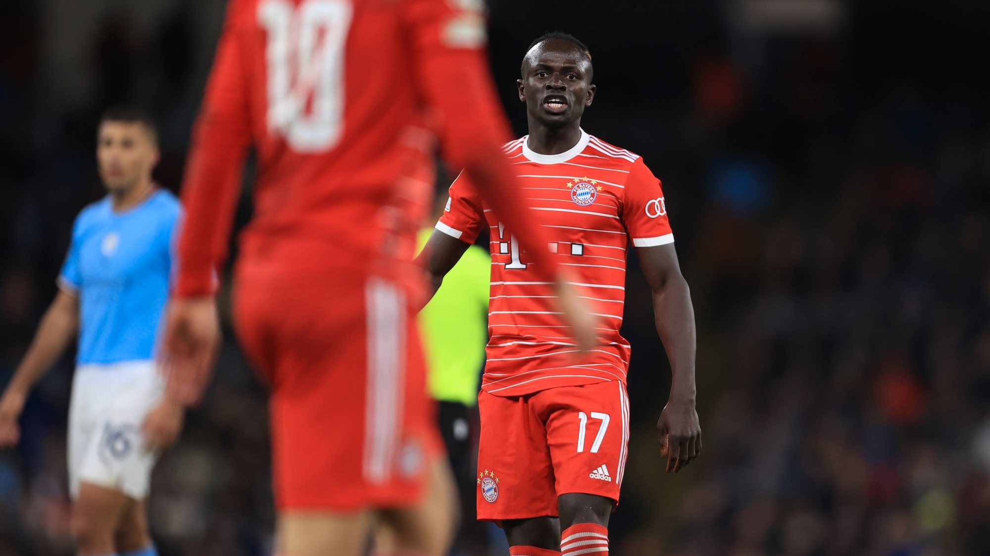 Sadio Mané discutiu de forma mais acalorada com Leroy Sané durante o jogo com o Manchester City e tensão entre ambos prolongou-se depois até ao balneário