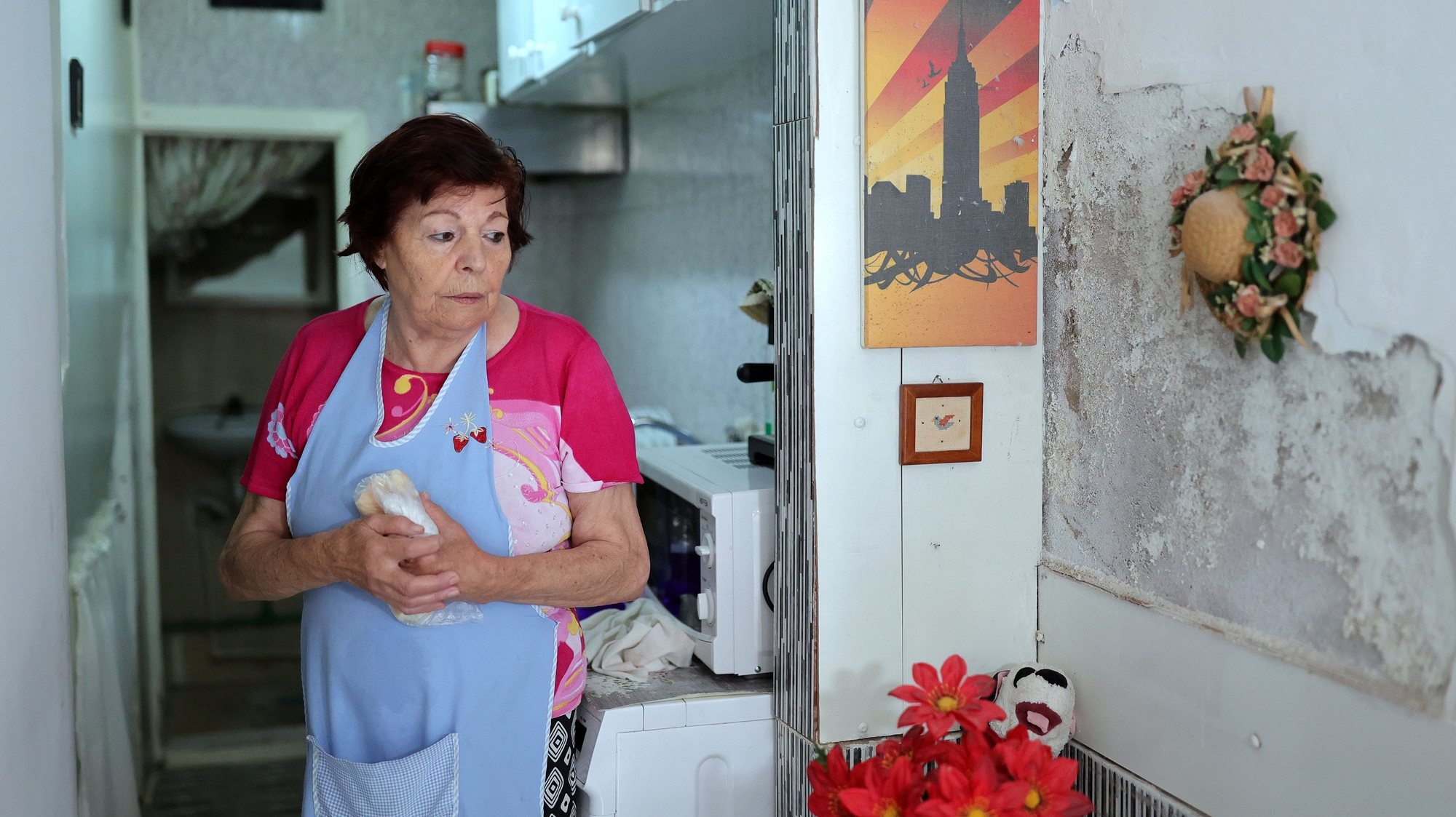 Maria de Santos, 84 anos de idade, moradora do Bairro dos Moinhos, nas Fontainhas, no Porto, 31 de maio 2023. Os moradores de bairros no Porto que ficaram com as casas inundadas e em risco nas enxurradas de janeiro continuam a aguardar soluções de segurança e os lojistas desesperam pelos apoios governamentais para fazer face aos prejuízos. (ACOMPANHA TEXTO DE 06-06-2023) ESTELA SILVA/LUSA