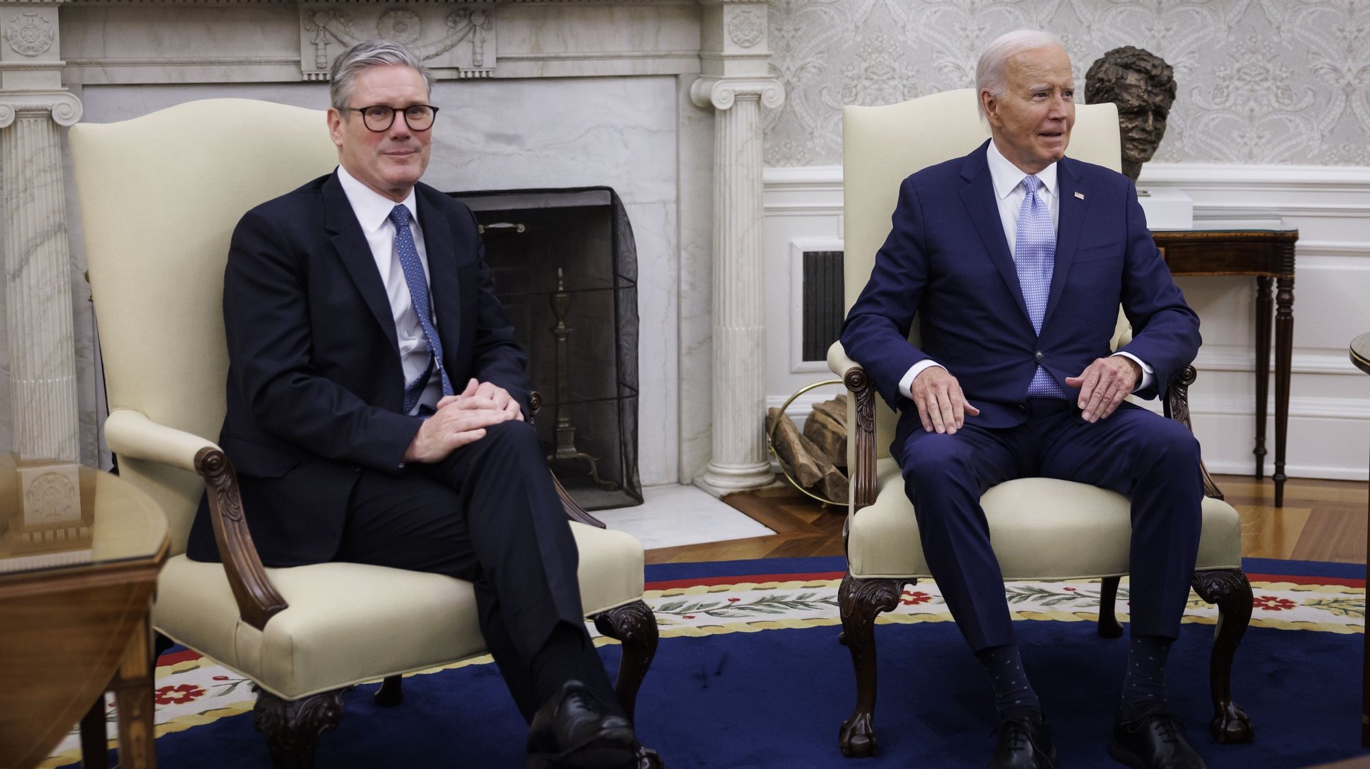 epa11471660 US President Joe Biden (R) and UK Prime Minister Keir Starmer (L) participate in a bilateral meeting at the Oval Office of the White House in Washington, DC, USA, 10 July 2024. Starmer stated he would publish a roadmap showing how the UK would spend 2.5 percent of its gross domestic product on defense as the prime minister faced calls from the British military and allies abroad to clarify his policy ahead of this week&#039;s NATO summit in Washington.  EPA/TING SHEN / POOL