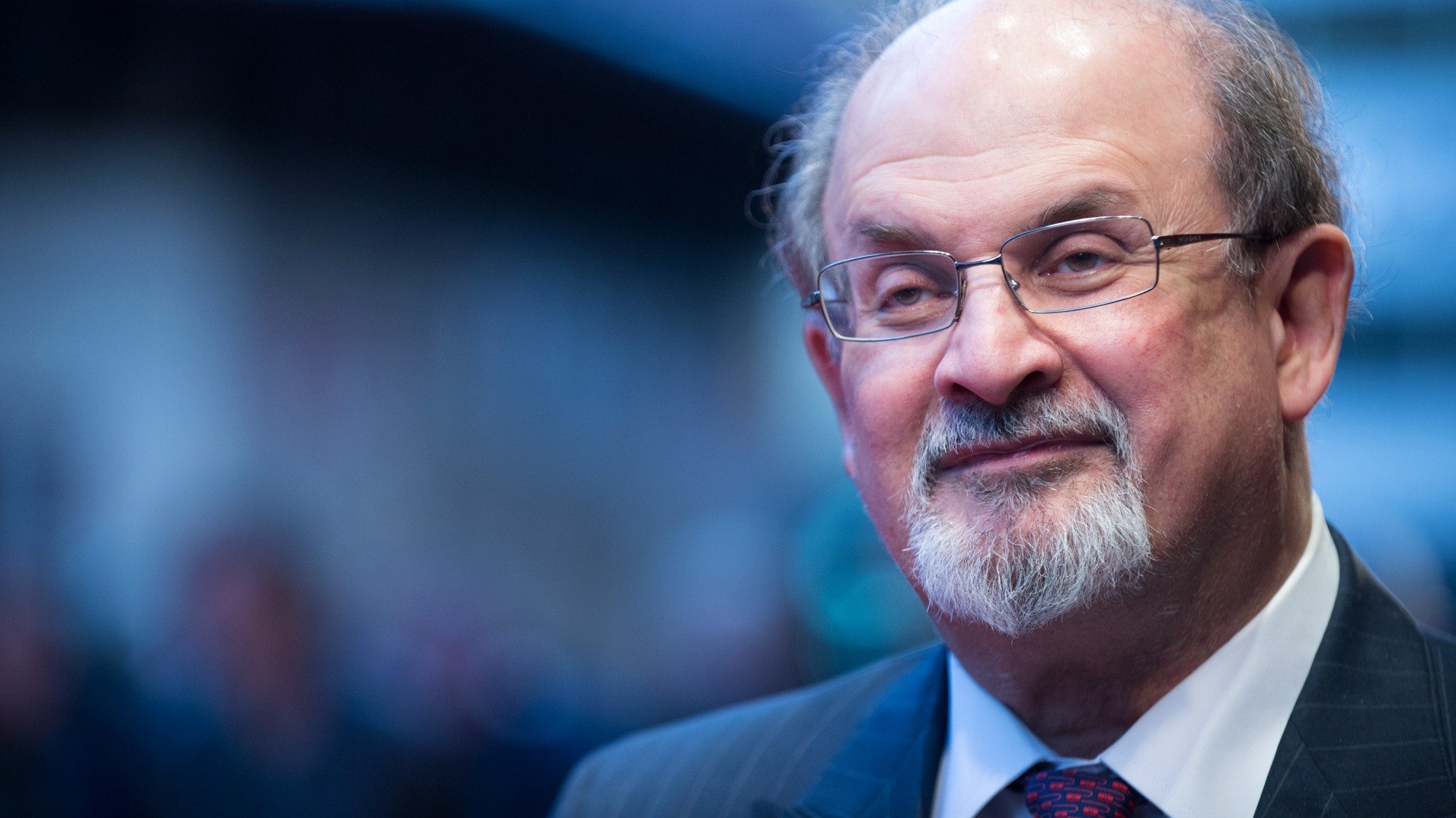 Salman Rushdie, um dos mais importantes escritores de língua inglesa, foi esfaqueado em agosto na Chautauqua Institution, em Nova Iorque