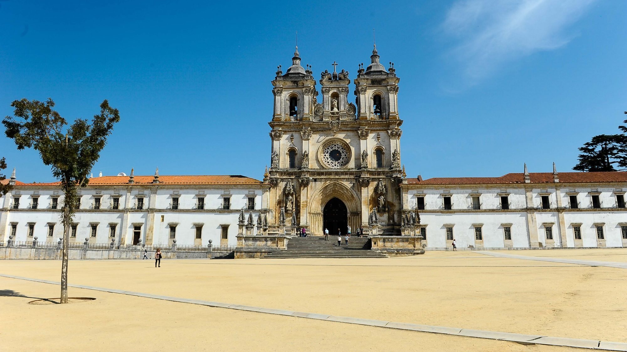 O Mosteiro de Alcobaça é um dos espaços cujo concurso sofreu um &quot;atraso de três anos&quot;, segundo o parecer da ICOM-Portugal