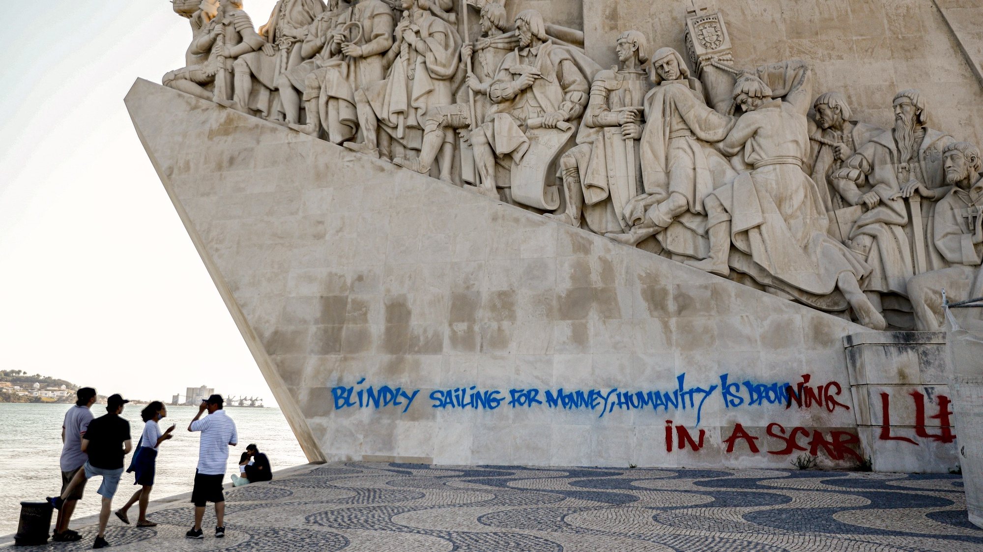 O Padrão dos Descobrimentos, em Belém, foi hoje vandalizado com um ‘graffiti’ numa das laterais do monumento, com uma extensão de cerca de 20 metros e escrito em inglês, Lisboa, 08 de agosto de  2021.  ANTÓNIO COTRIM/LUSA