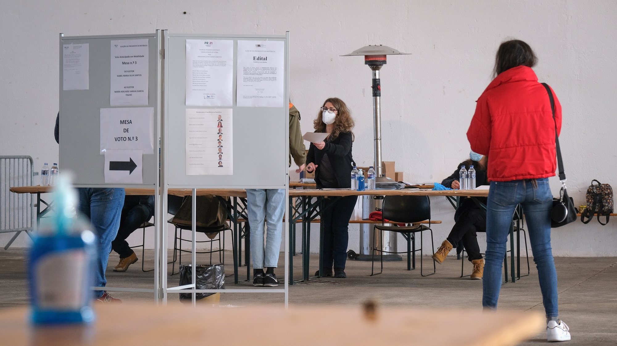Eleitores votam antecipadamente para as eleições presidenciais no Cais 3 do Porto de Setúbal, 17 de janeiro de 2021. As eleições presidenciais realizam-se no próximo dia 24 de janeiro de 2021. RUI MINDERICO/LUSA