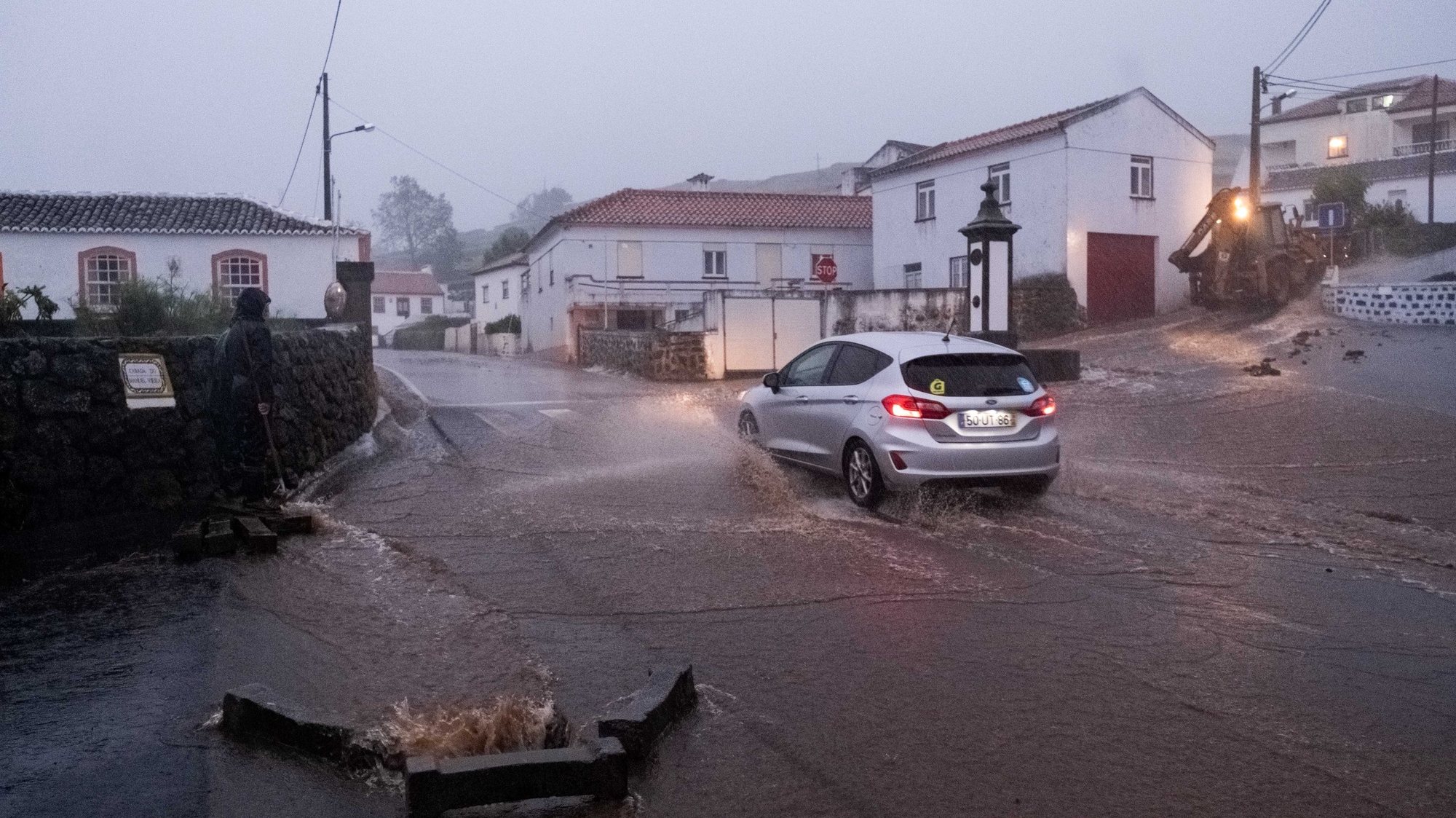 Nove pessoas tiveram de ser realojadas na ilha Terceira, no domingo, devido ao mau tempo que está a afetar os grupos central e oriental dos Açores, informou o Serviço Regional de Proteção Civil e Bombeiros dos Açores (SRPCBA)., 17 de junho de 2019. ANTÓNIO ARAÚJO/LUSA