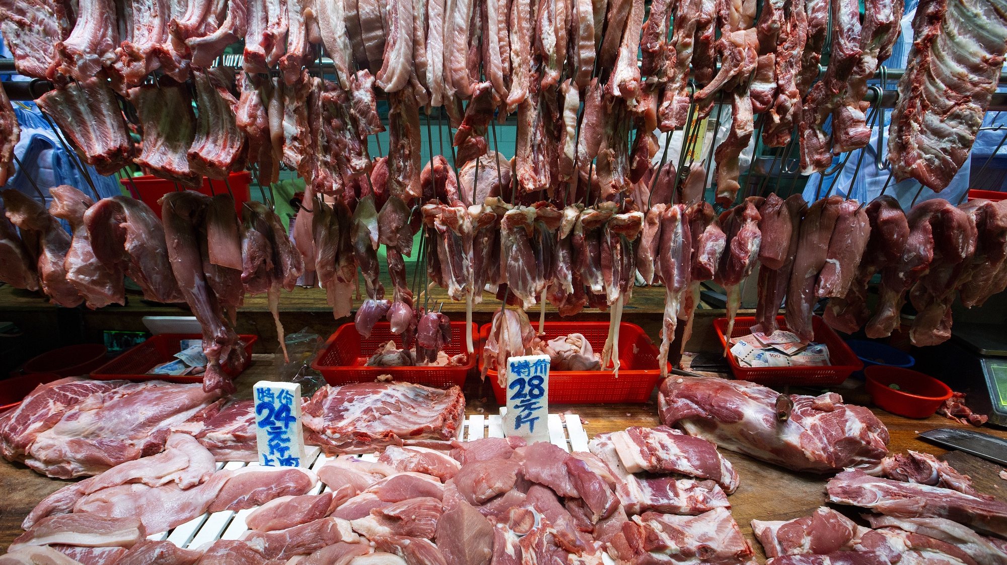 epa08663581 (FILE) - Pork meat is sold at a wet market in Tseung Kwan O, Hong Kong, China, 27 December 2018 (reissued 12 September 2020). China on 12 September 2020 said it had banned all imports of German pork meat following the discovery of first case of African Swine Fever in Germany. China is the biggest importer of German pork meat.  EPA/ALEX HOFFORD *** Local Caption *** 54861842