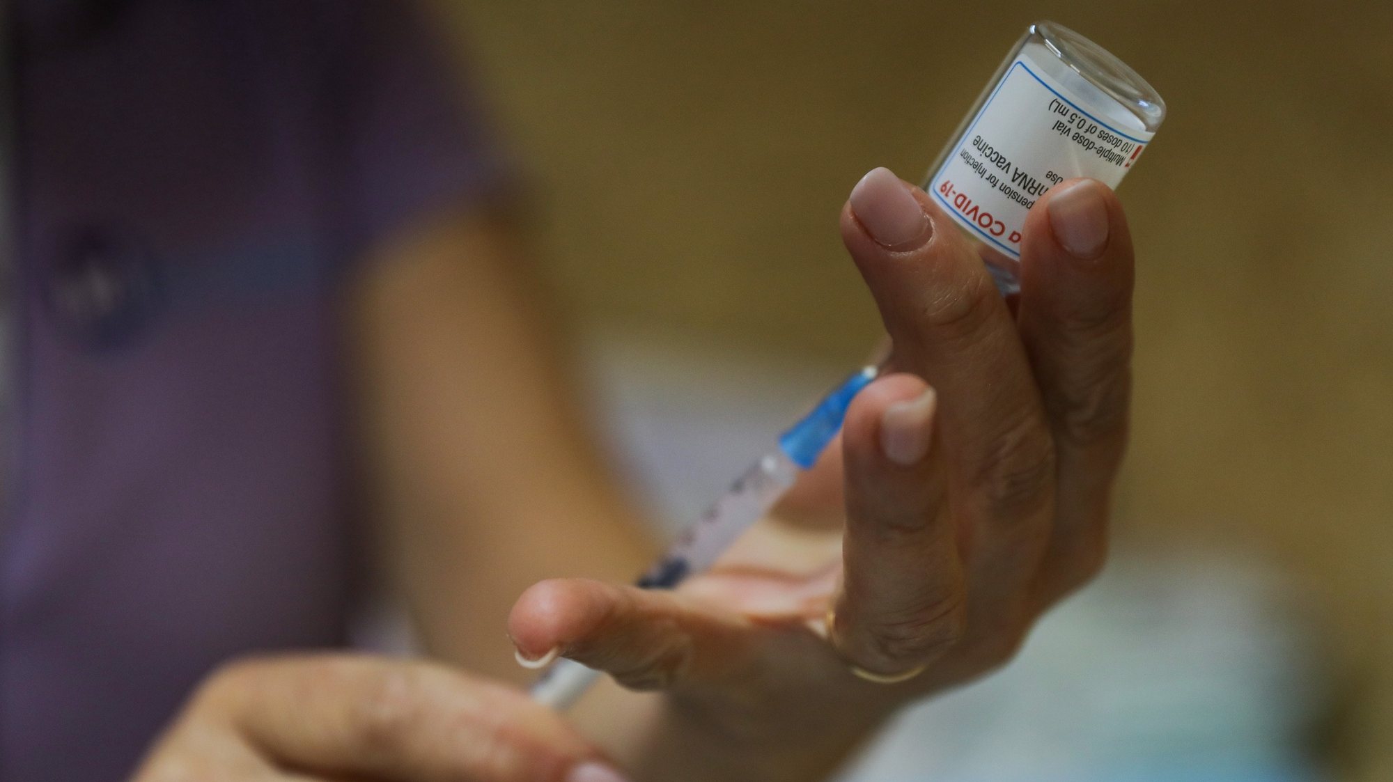 Uma enfermeira prepara uma dose da vacina da Moderna no Centro de Vacinação do Seixal, 7 de abril de 2021. MIGUEL A. LOPES/LUSA