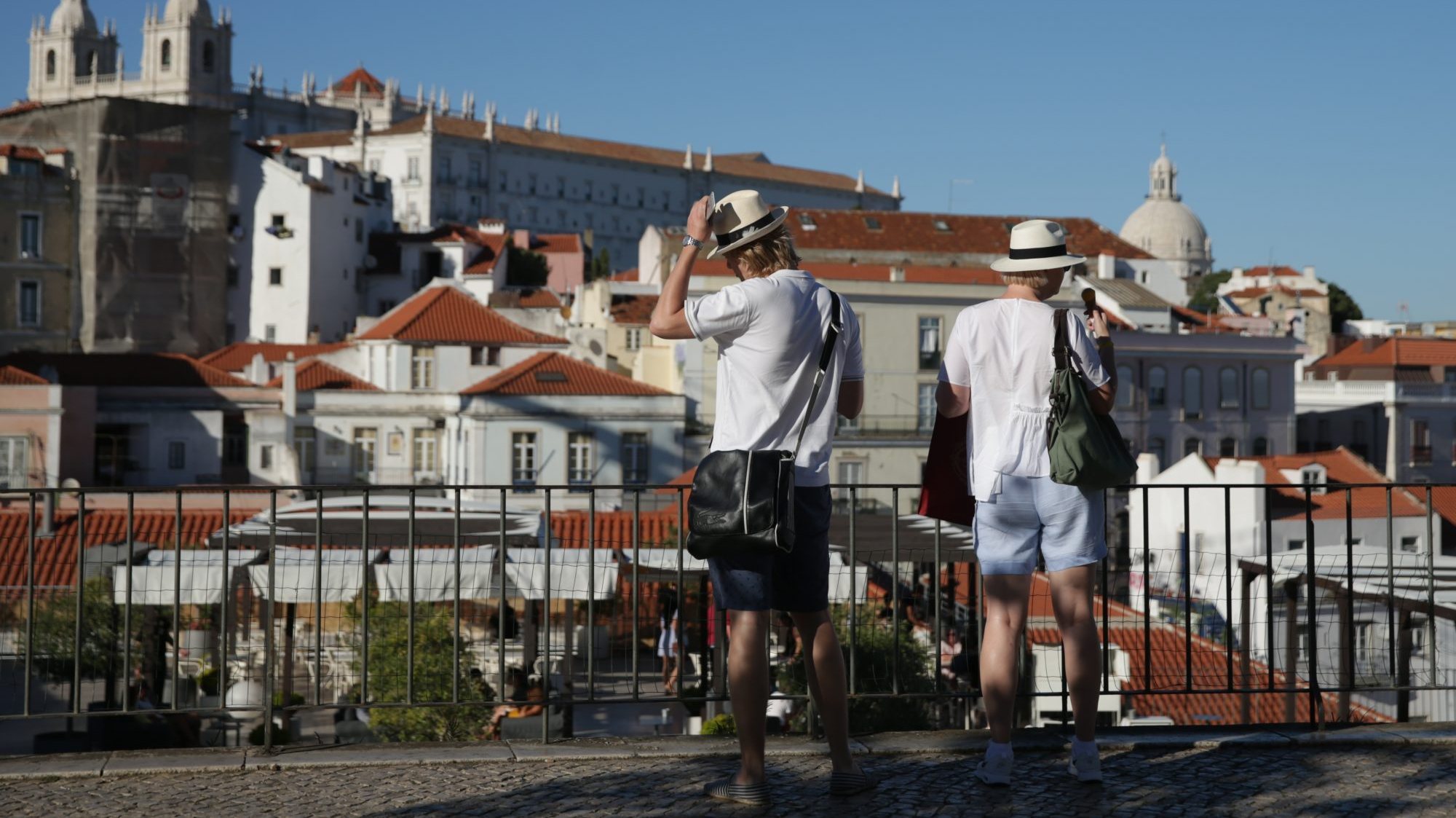 Entre janeiro e maio, as dormidas de residentes em Lisboa recuaram 29,5% e as de não residentes (peso de 50,4%) diminuíram 82,0%