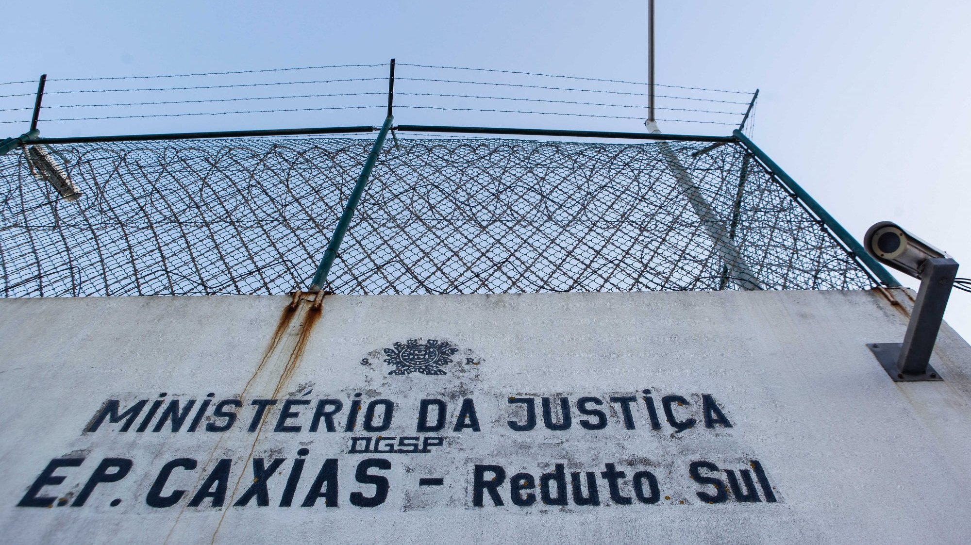 A mulher de 18 anos foi detida em flagrande delito na prisão de Caxias