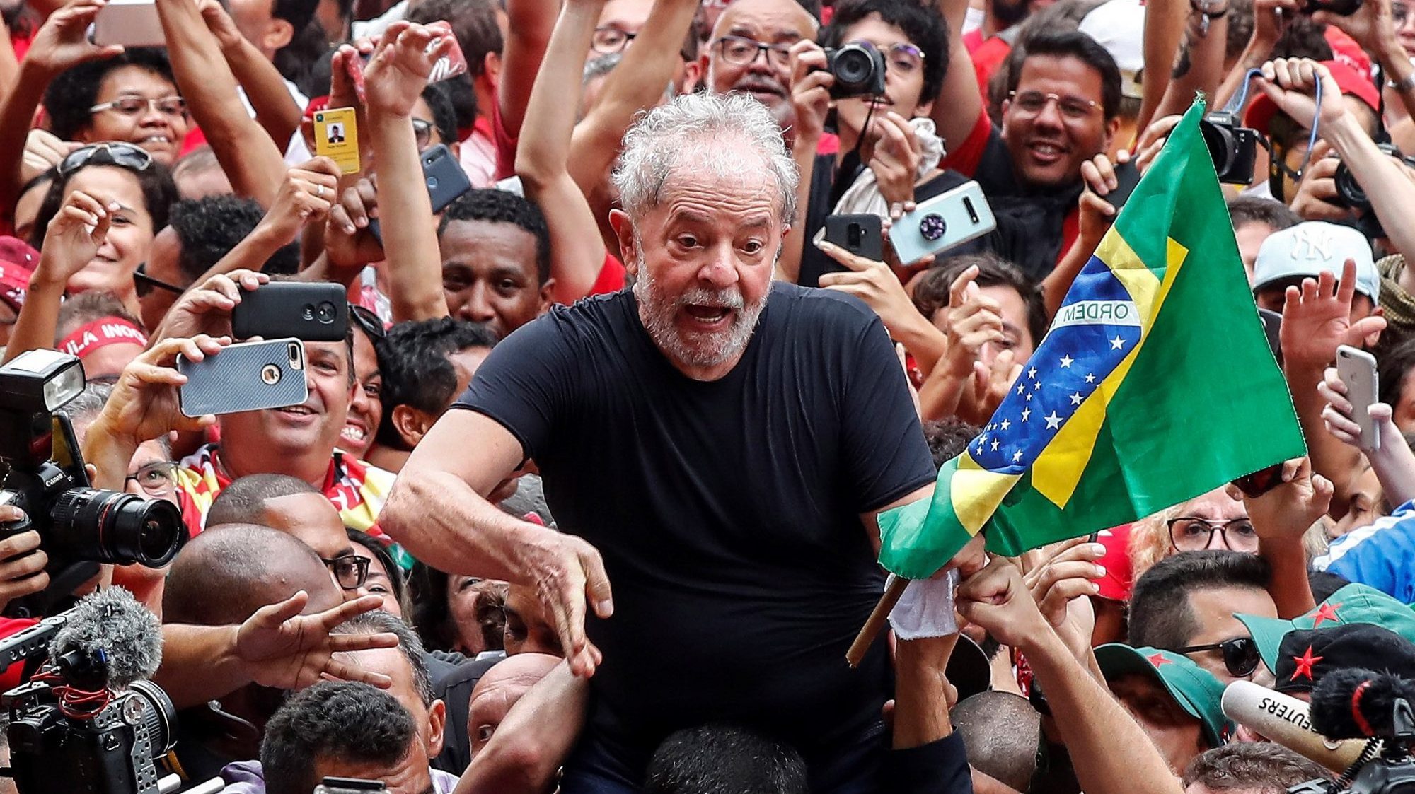 Lula com apoiantes, depois de ter sido libertado da prisão