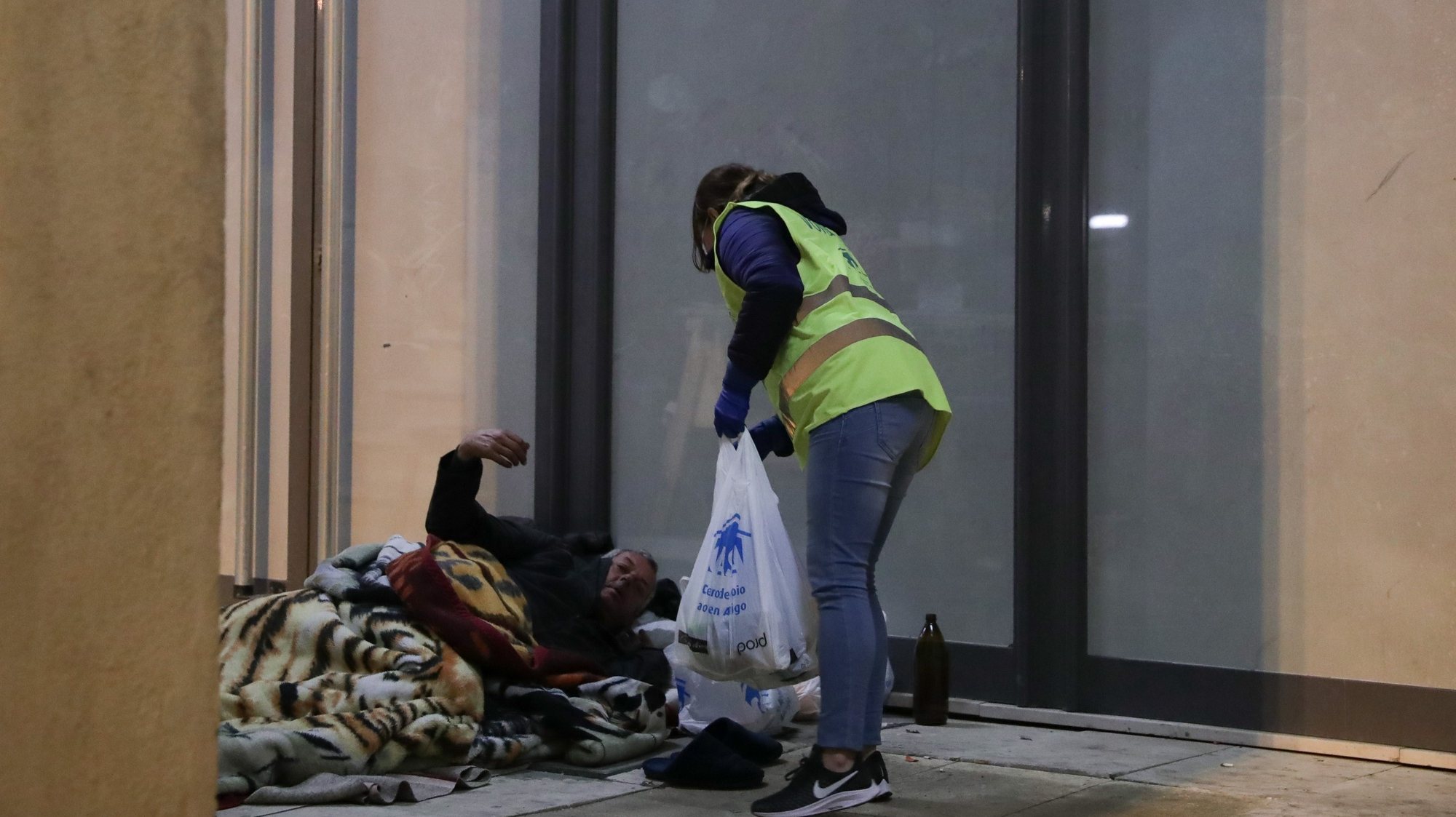 Uma voluntária da associação CASA (Centro de apoio aos sem-abrigo) durante uma ronda de distribuíção de refeições pela cidade de Lisboa, 28 de março de 2020. ACOMPANHA TEXTO DO DIA 28 DE MARÇO DE 2020. TIAGO PETINGA/LUSA