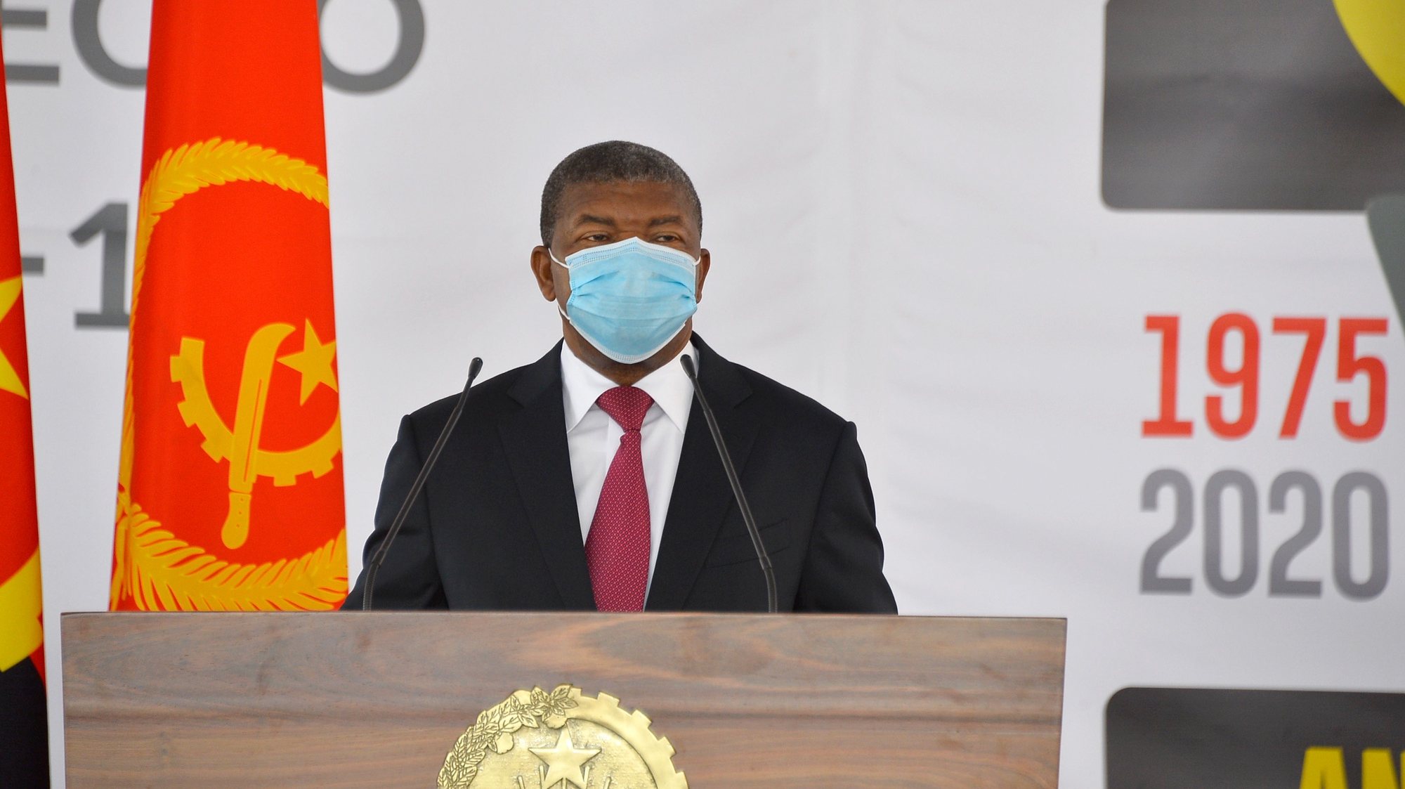 O Presidente de Angola, João Lourenço, durante uma cerimónia que serviu para homenagear as categorias profissionais que se têm destacado na luta contra a pandemia da covid-19, Luanda, Angola, 10 de novembro de 2020.  LUSA