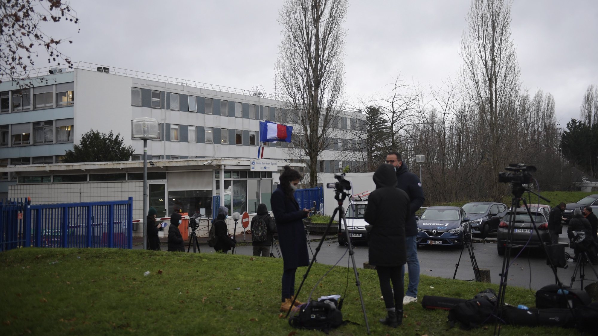 epa08906140 Journalists attend at the entrance of the Rene-Muret hospital in Sevran, on the outskirts of Paris, France, 27 December 2020, after the first doses of the Pfizer-BioNTech COVID-19 vaccine were given. A 78-year-old woman was the first person who received a dose of the COVID-19 vaccine in France against Covid-19, as countries of the European Union began a vaccine rollout.  EPA/Julien de Rosa