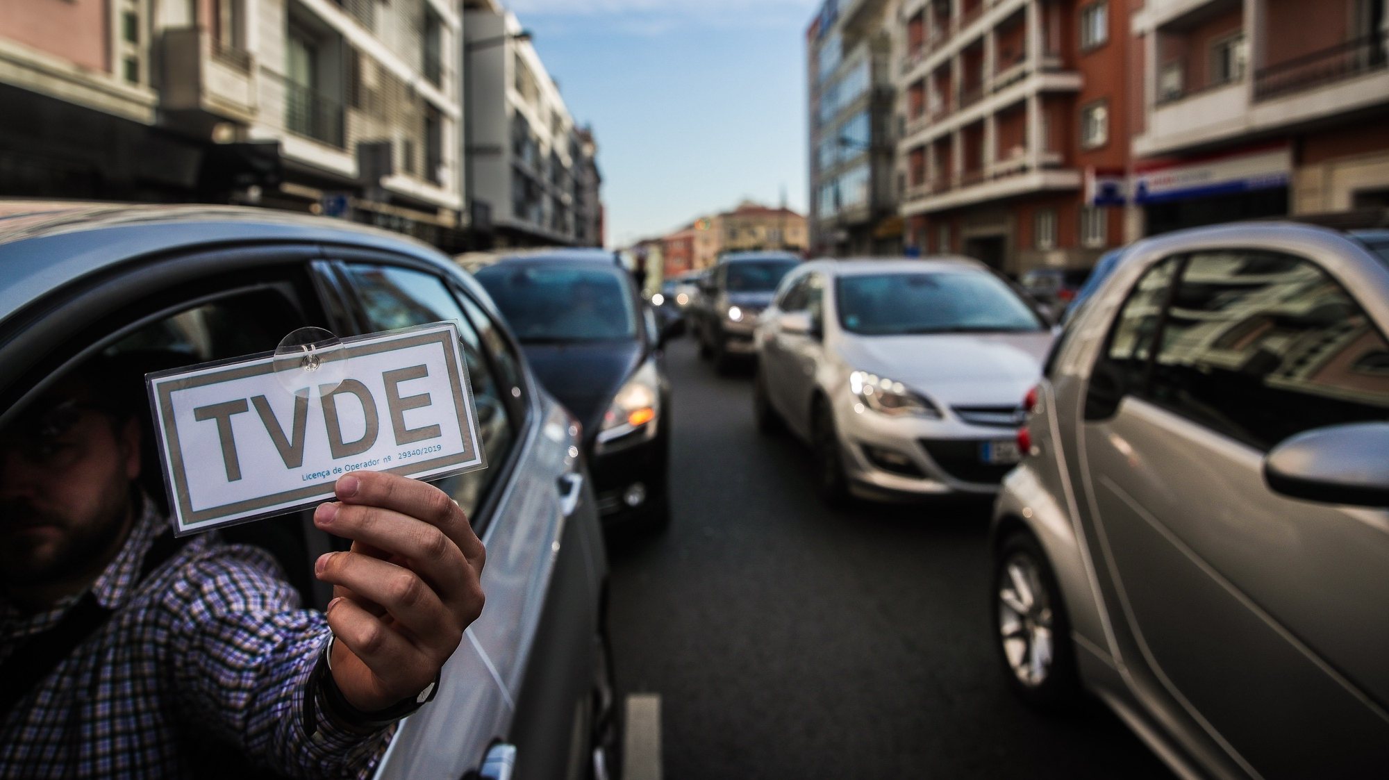 Trabalhadores TVDE após a marcha lenta no âmbito da greve convocada nas redes sociais &quot;para uma maior tarifa por KM - 0,75€/Km; para uma menor comissão; para uma tarifa miníma maior: 3,50€&quot;, no Hub da Uber nas Amoreiras, em Lisboa, 6 de janeiro de 2020. MÁRIO CRUZ/LUSA
