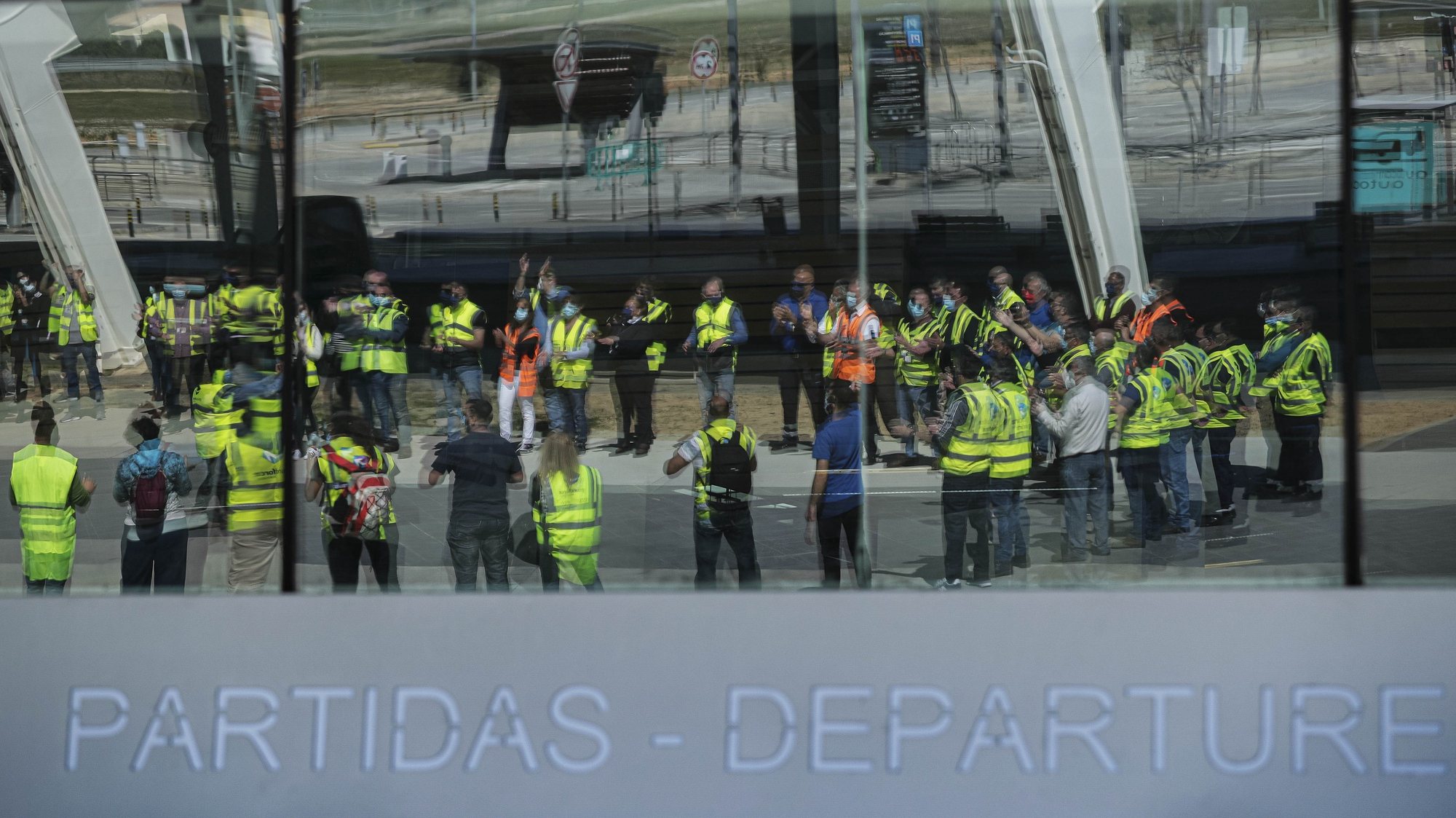 Trabalhadores da Groundforce durante a manifestação convocada pelo movimento SOS handling, em protesto pelo não pagamento de salários e os despedimentos anunciados, no aeroporto de Faro, em Faro, 11 de março de 2021. LUÍS FORRA/LUSA