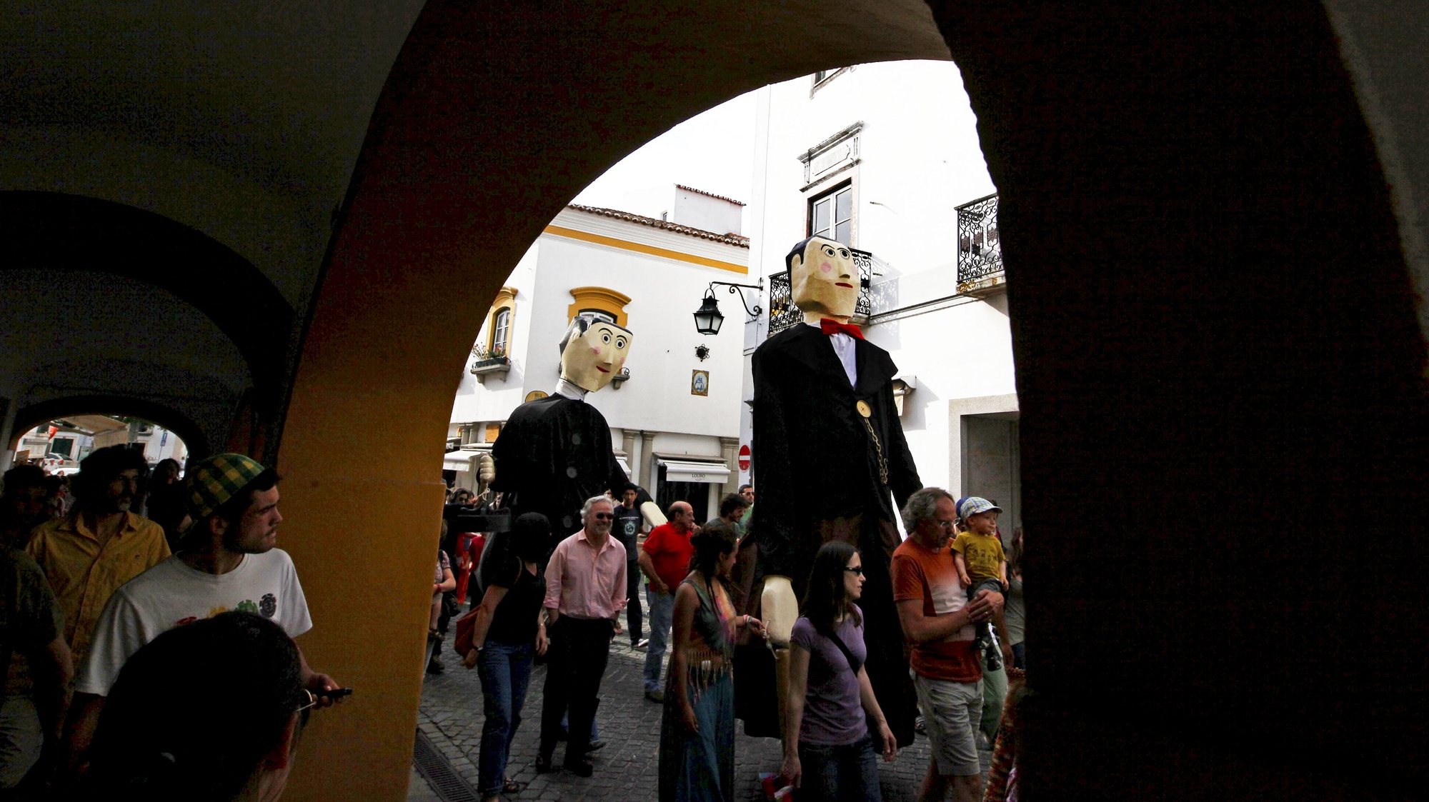 Desfile inaugural da 13a edição da Bienal Internacional de Marionetas de Évora (BIME), na Praça do Giraldo. Évora, 4 de junho de 2013. NUNO VEIGA/LUSA