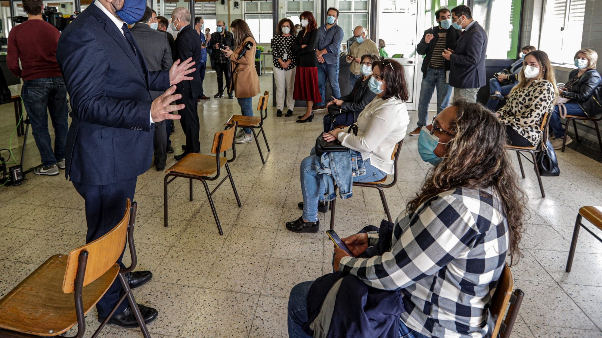 O ministro da Educação, Tiago Brandão Rodrigues, conversa com alguns professores durante  a 1ª fase do processo de vacinação a trabalhadores docentes e não docentes, na escola secundária Pinheiro e Rosa em Faro, 28 de março de 2021. LUÍS FORRA/LUSA