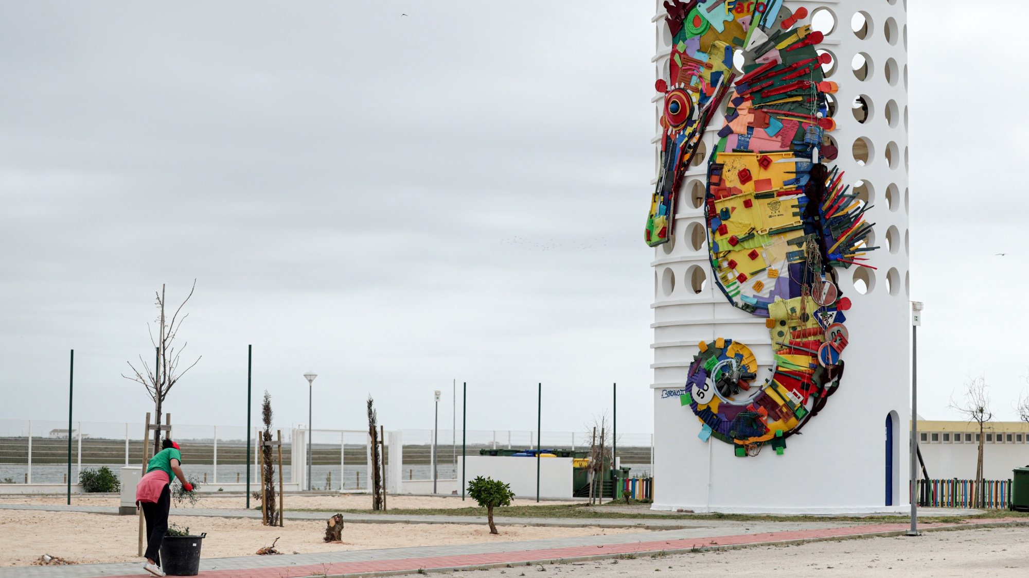 Uma escultura de um Cavalo Marinho, peça escultóricas do artista Bordalo II, promovida pela Câmara Municipal de Faro (CMF) e a Universidade do Algarve (UAlg), é vista na torre do depósito de água do parque de campismo da praia de Faro, no dia da sua inauguração, em Faro, 09 de abril de 2021. (ACOMPANHA TEXTO). LUÍS FORRA/LUSA