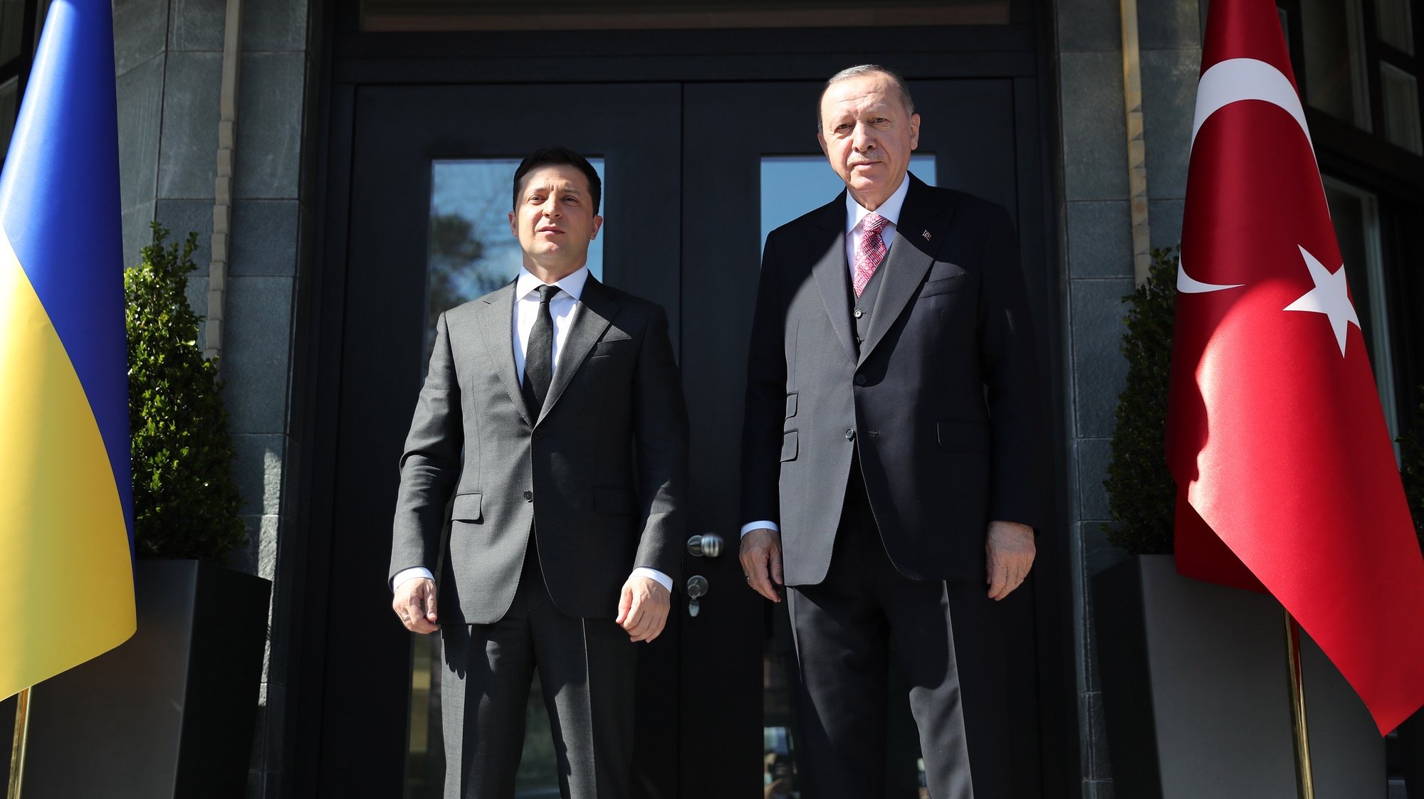 epa09126590 A handout photo made available by the Turkish President Press Office shows, Turkish President Recep Tayyip Erdogan (R) and Ukrainas President Volodymyr Zelensky (L) pose before their meeting in Istanbul, Turkey, 09 April 2021.  EPA/TURKISH PRESIDENT PRESS OFFICE / HANDOUT  HANDOUT EDITORIAL USE ONLY/NO SALES