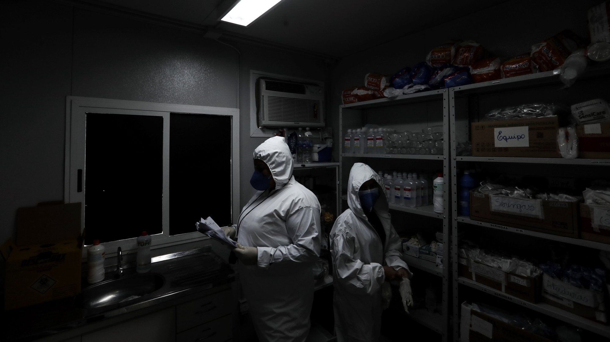 epa09138044 Two nurses prepare to attend patients infected with covid-19, at Nova Iguacu General Hospital, metropolitan area of Rio de Janeiro, Brazil, 15 April 2021.  EPA/Antonio Lacerda