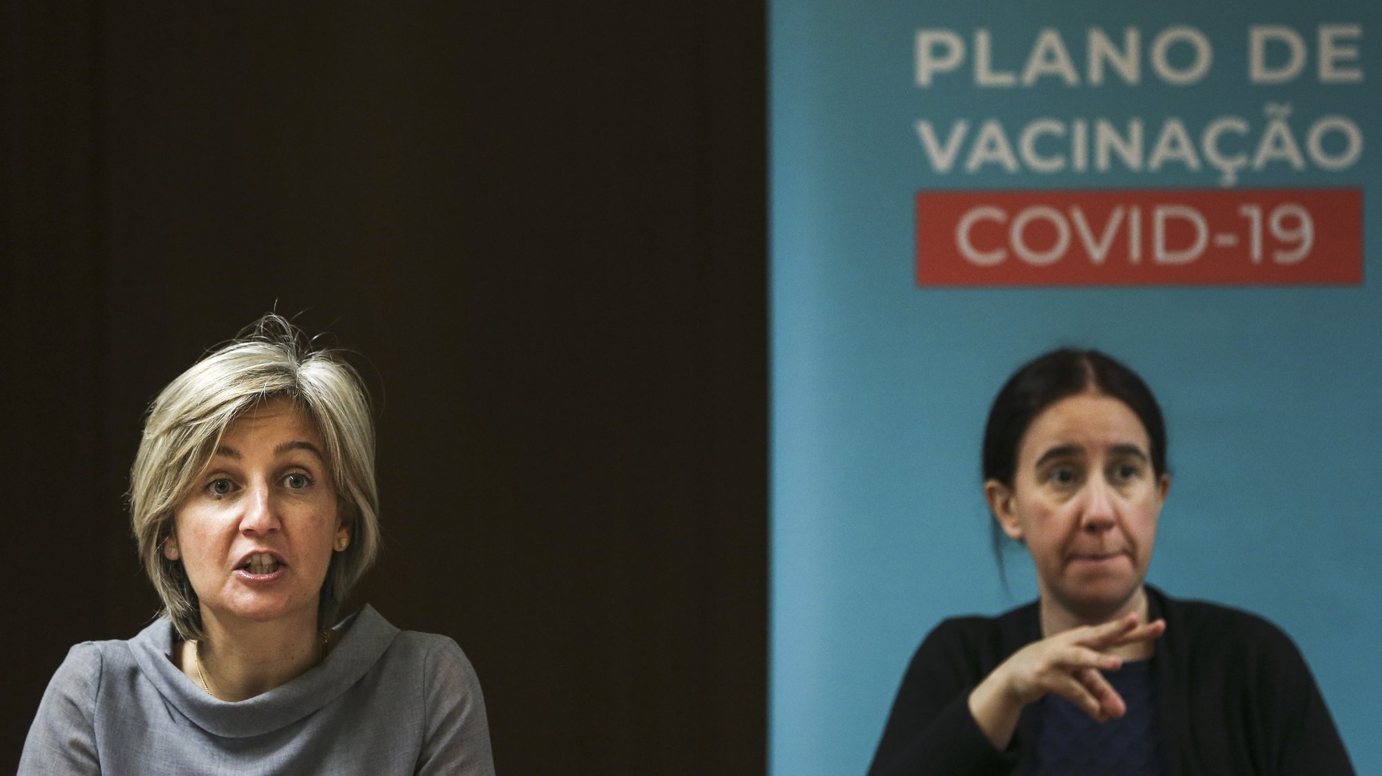 A ministra da Saúde, Marta Temido (E), intervém durante a conferência de imprensa de atualização de informação relativa ao Plano de Vacinação contra a covid-19, no Infarmed, em Lisboa, 21 de abril de 2021. RODRIGO ANTUNES/LUSA