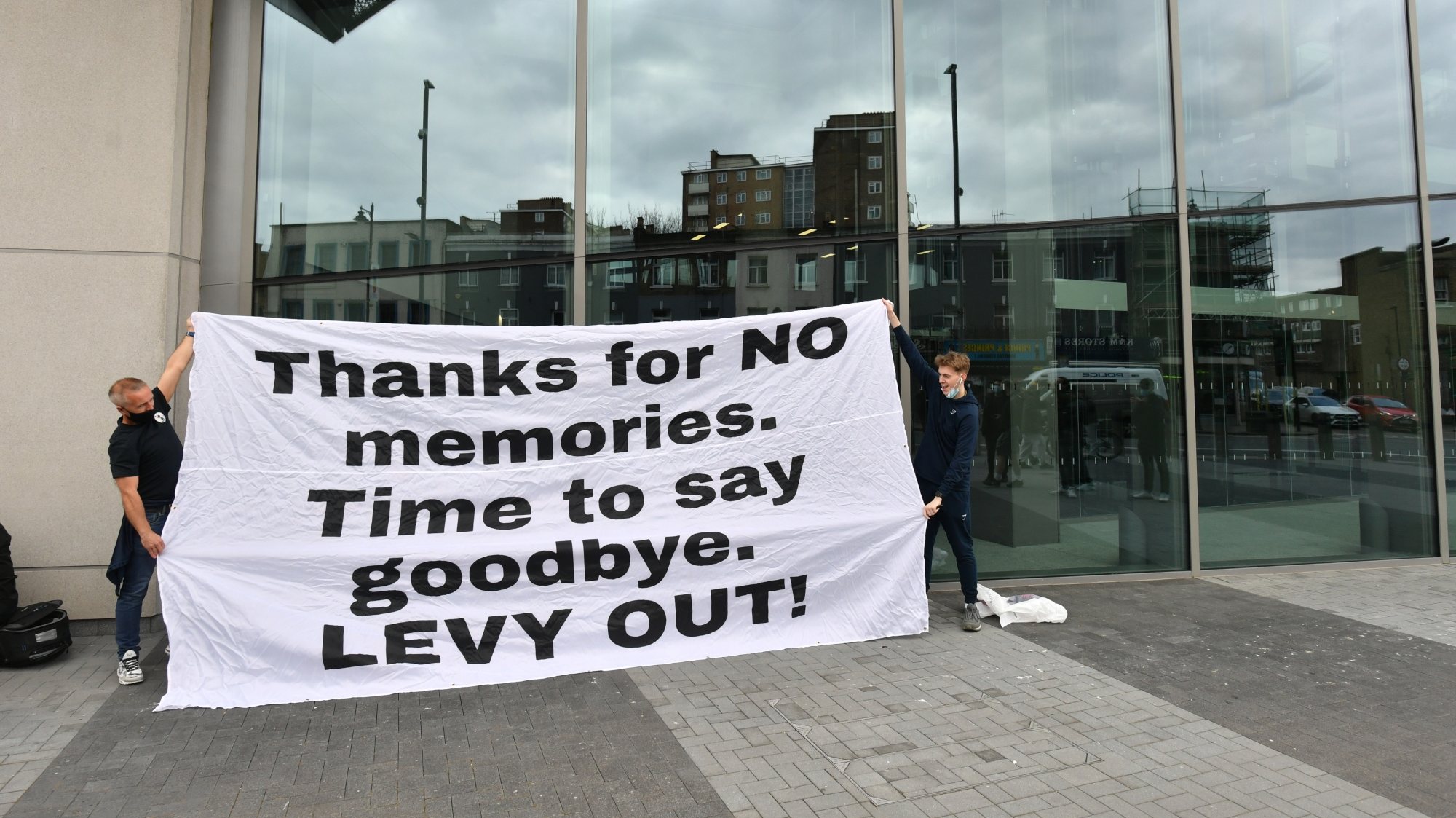 Adeptos do Tottenham manifestaram-se em frente ao estádio antes do jogo, pedindo a saída de Daniel Levy da presidência do clube