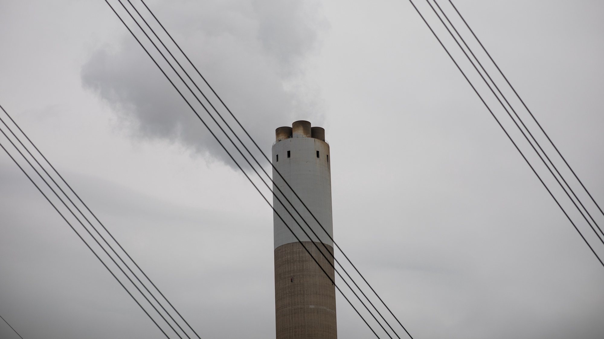 epa07225335 Smoke escapes from the chimney of the coal-fired Castle Peak Power Station in Hong Kong, China, 12 December 2018. According to an United Nations (UN) report, carbon dioxide (CO2) emissions have risen for the first time in four years. The United Nations COP24 Conference, which will take place in Poland until 14 December 2018, is struggling for a common position in the fight against climate change.  EPA/JEROME FAVRE