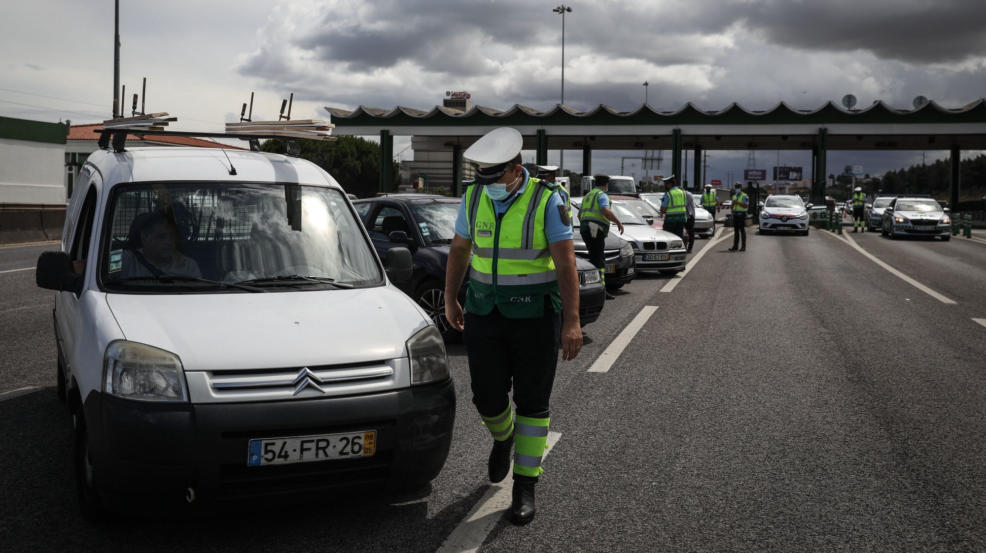 Um elemento da Guarda Nacional Republicana (GNR), aborda um condutor durante a operação de fiscalização no âmbito das novas medidas codid-19 para a Área Metropolitana de Lisboa (AML), nas portagens de Alverca, 18 de junho de 2021. RODRIGO ANTUNES/LUSA