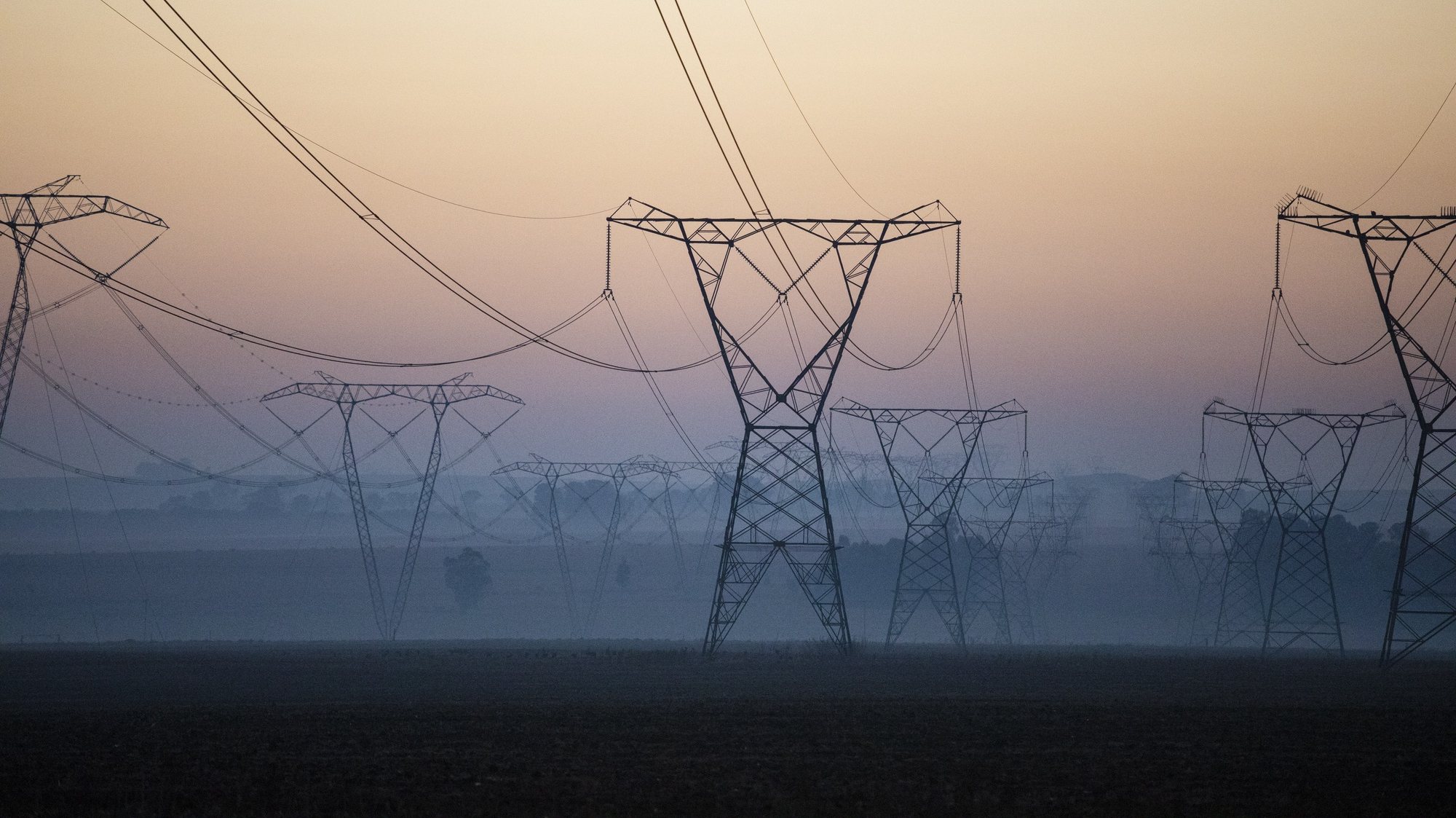 epa07800621 Power lines run from one of Eskom&#039;s coal fired power stations near Villiers, South Africa, 29 August 2019. The national power supplier is considering selling coal power stations to help settle Eskom&#039;s massive debt-burden.
In a document released by Treasury the government should sell Eskom&#039;s coal-fired power stations, possibly through a series of auctions, which could earn the state 450 billions Rands (about 27 billion euros). The national power grid has been under pereasure over the past decade resulting in high prices for power and power outages.  EPA/KIM LUDBROOK