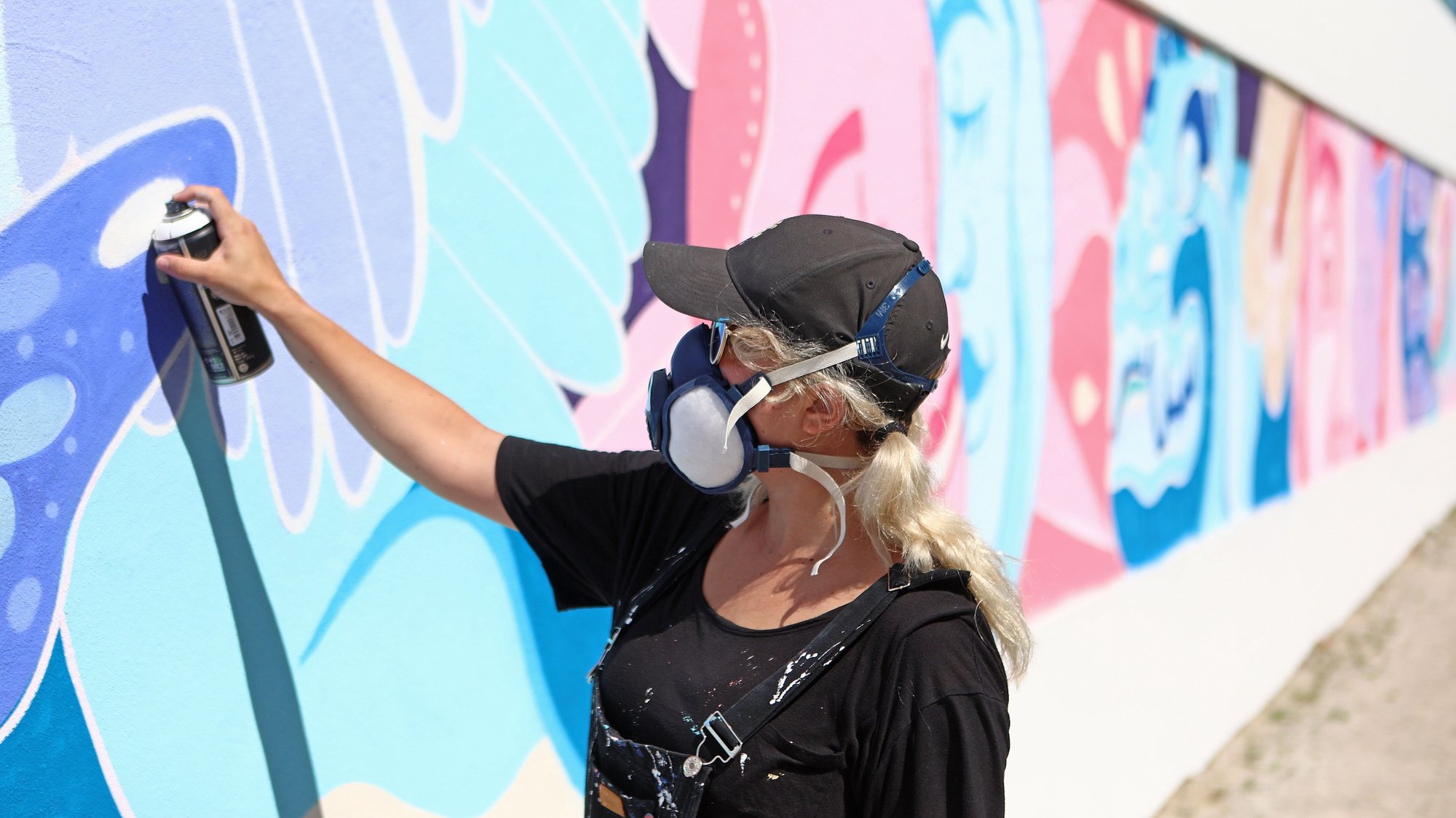 A artista plástica mexicana, Sofia Castellanos, durante a pintura de mural nas paredes do Estádio do Casa Pia Atlético Clube, em Lisboa, 15 de julho de 2021. (ACOMPANHA TEXTO DE 18 DE JULHO DE 2021). ANTÓNIO PEDRO SANTOS/LUSA