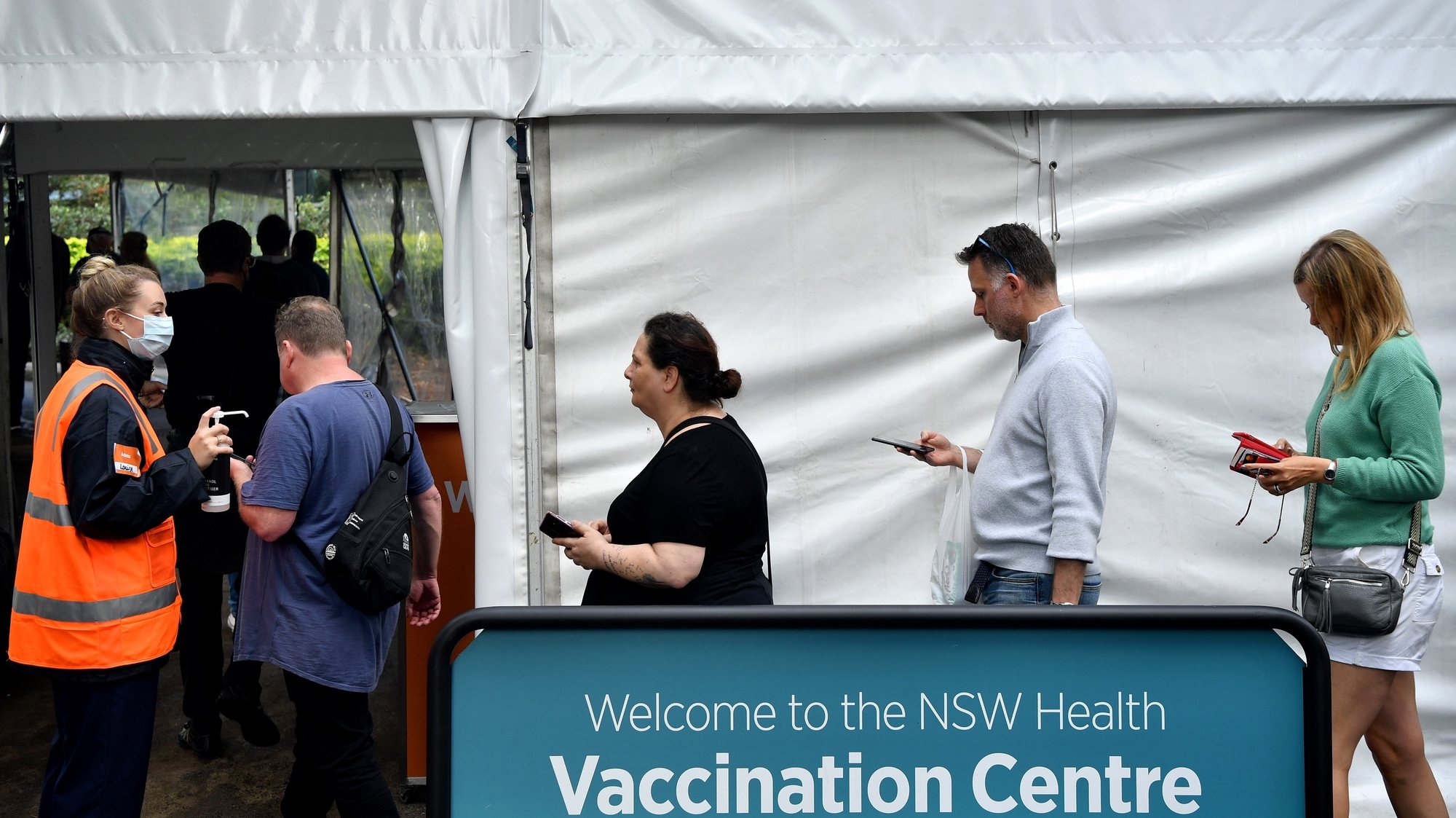 epa09224615 People queue to receive a shot of COVID-19 vaccine during a mass vaccination drive in Sydney, Australia, 24 May 2021.  EPA/JOEL CARRETT AUSTRALIA AND NEW ZEALAND OUT