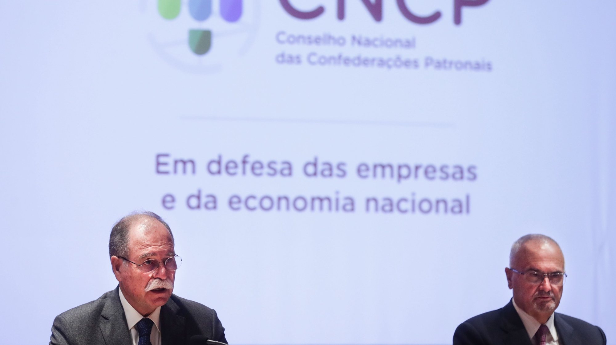 O presidente da Confederação dos Agricultores de Portugal (CAP), Eduardo Oliveira e Sousa (E), intervém durante a conferência de imprensa de apresentação do Conselho Nacional das Confederações Patronais, na Culturgest, em Lisboa, 18 de maio de 2021. TIAGO PETINGA/LUSA