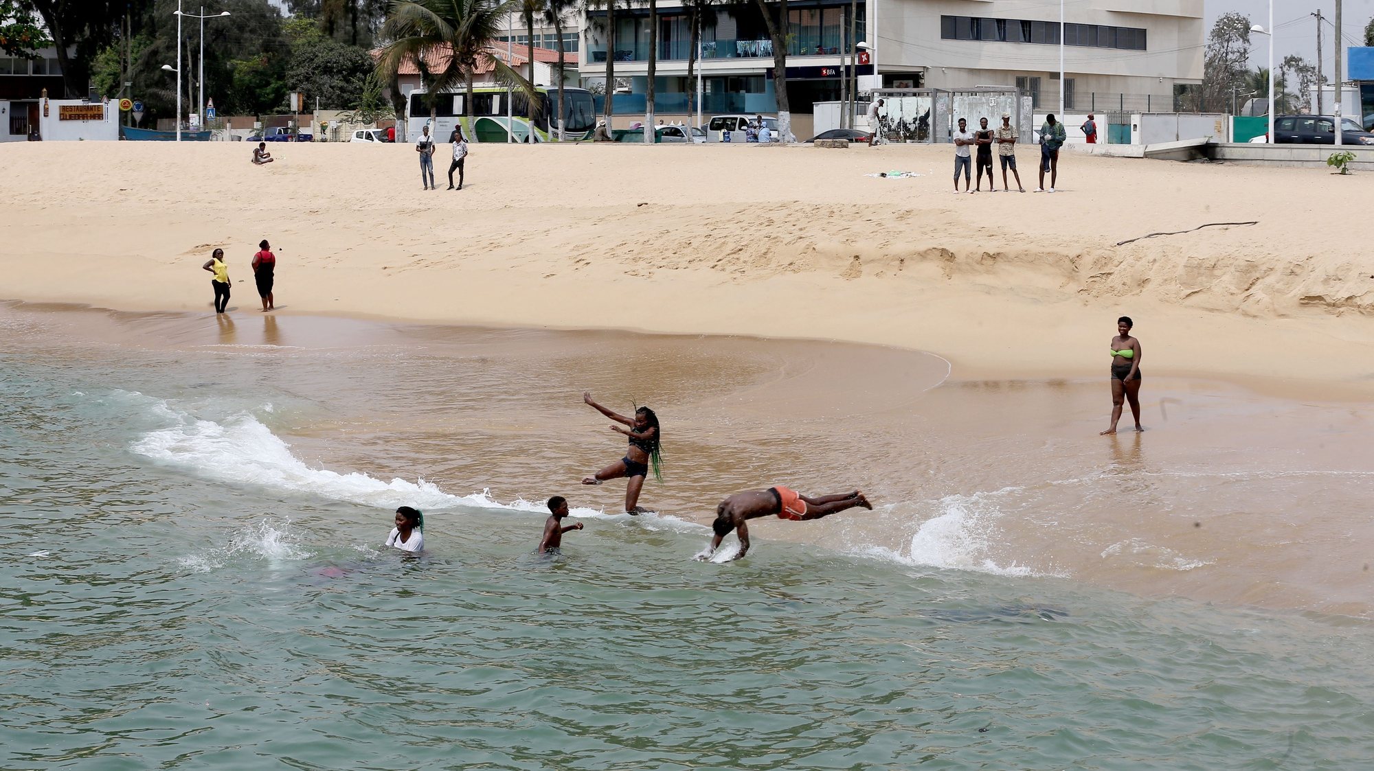 Banhistas regressam às praias no âmbito das medidas de combate à covid-19, Ilha de Luanda, Angola, 15 de setembro de 2021. AMPE ROGÉRIO/LUSA