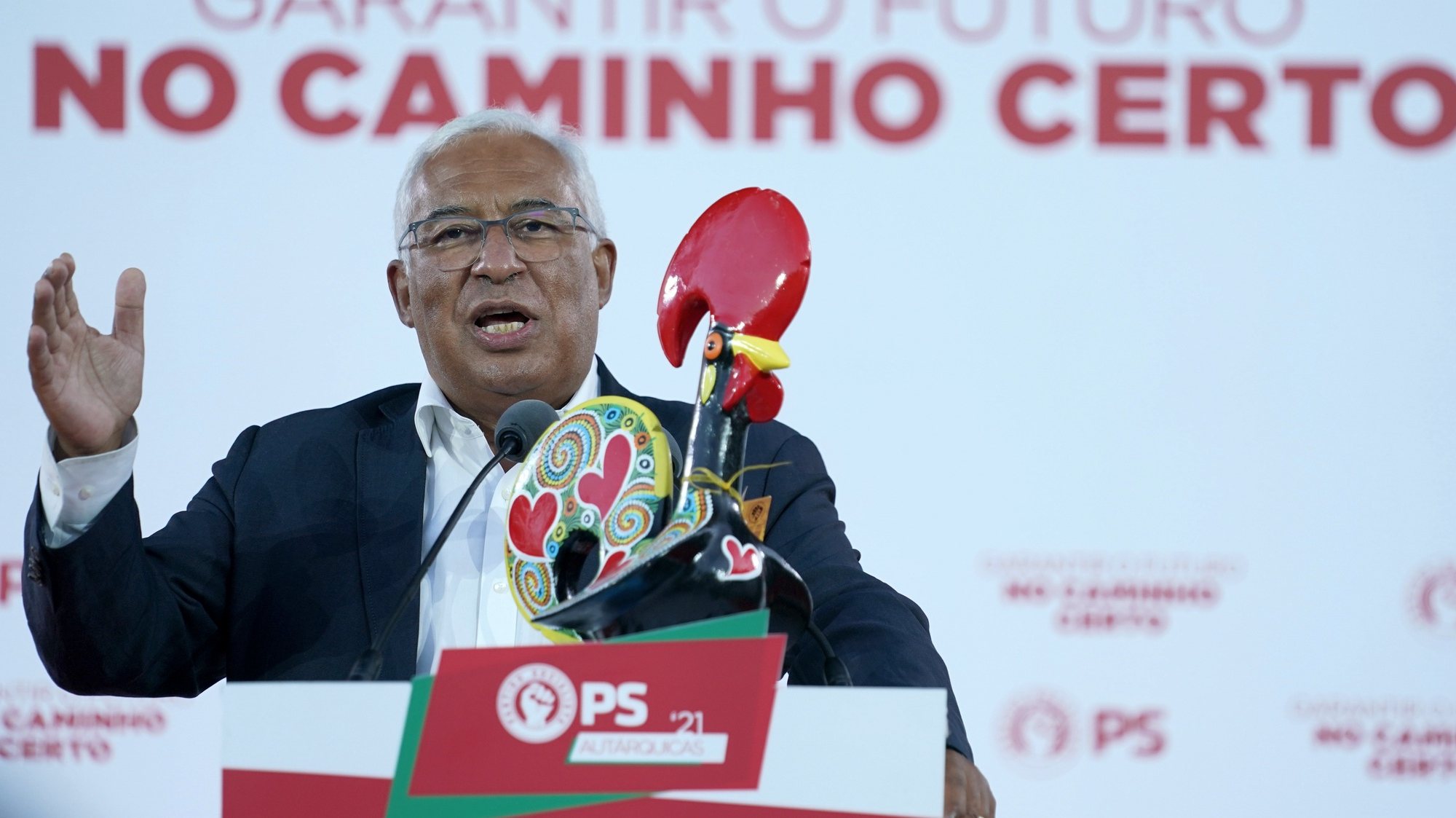 O secretario-geral do Partido Socialista (PS), António Costa, discursa durante um comício em Barcelos, 18 de setembro de 2021. No próximo dia 26 de setembro mais de 9,3 milhões eleitores podem votar nas eleições autárquicas para eleger os seus representantes locais. HUGO DELGADO/LUSA