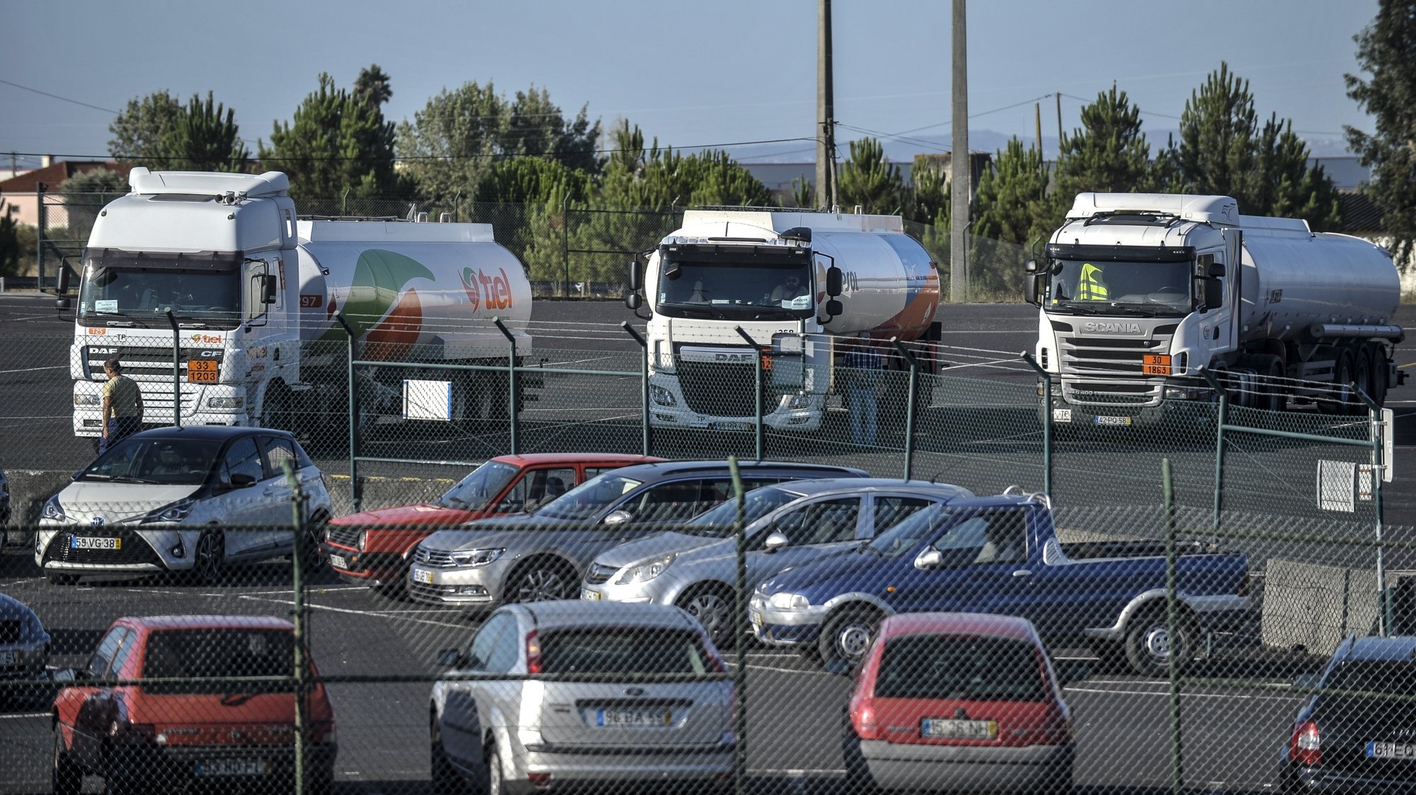 Alguns camionistas param os camiões carregados com combustíveis à saída da sede da Companhia Logística de Combustíveis (CLC), em Aveiras de Cima, durante a greve por tempo indeterminado dos motoristas de matérias perigosas e de mercadorias, Azambuja, 12 de agosto de 2019. Portugal está, desde sábado e até às 23:59 de 21 de agosto, em situação de crise energética, decretada pelo Governo devido a esta paralisação, o que permitiu a constituição de uma Rede de Emergência de Postos de Abastecimento (REPA), com 54 postos prioritários e 320 de acesso público. CARLOS BARROSO/LUSA