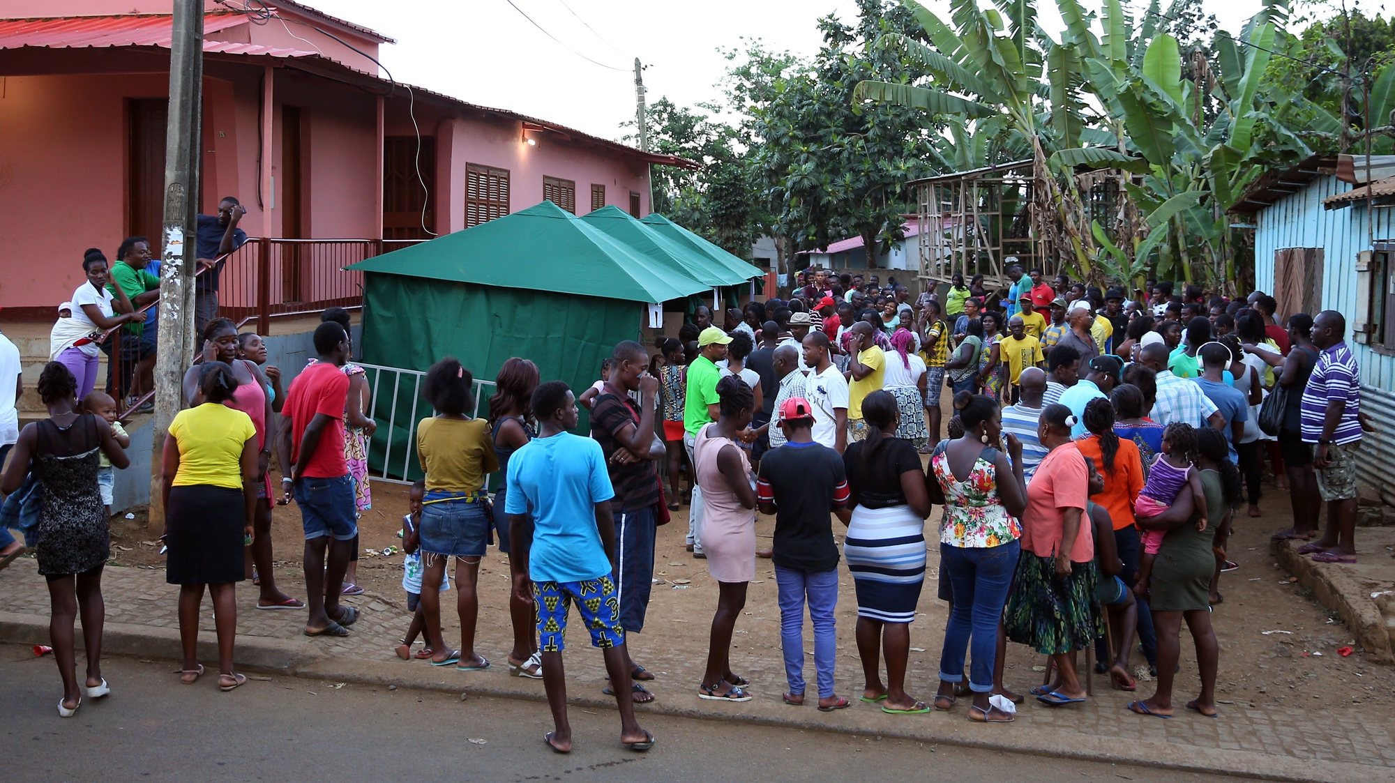 Eleitores aguardam para votar já após a hora de fecho das assembleias de voto na zona de Água Bobó, São Tomé, 07 de outubro de 2018. Mais de 97 mil eleitores de São Tomé e Príncipe escolhem hoje o futuro primeiro-ministro do país. NUNO VEIGA/LUSA