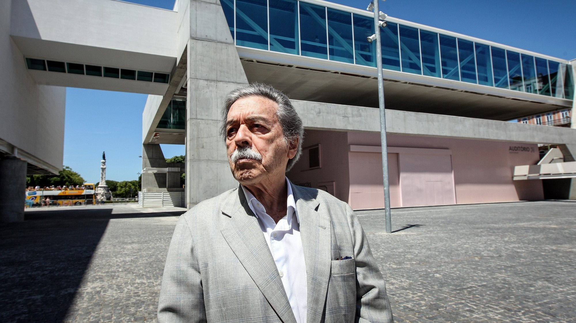 Mendes da Rocha foi primeiro associado honorário da Casa da Arquitectura em setembro de 2018, e o mais recente galardoado com a medalha de ouro do Congresso da União Internacional de Arquitetos