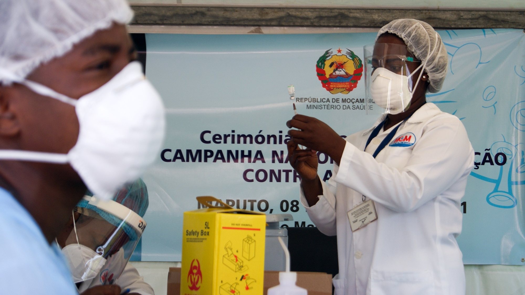 Início da vacinação contra a covid-19, em Maputo, Moçambique, 08 de março de 2021. O plano de vacinação lançado hoje está estimado em quase dois mil milhões de meticais (23 milhões de euros) e vai dar prioridade aos profissionais que estão na linha da frente do combate à epidemia. LUÍSA NHANTUMBO/LUSA