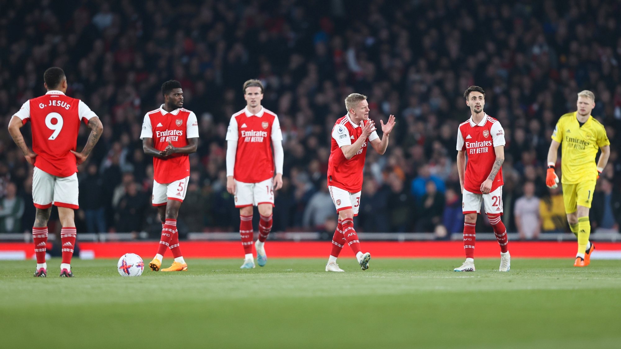 A luta pelo título não morre e Odegaard não a mata: Arsenal vence