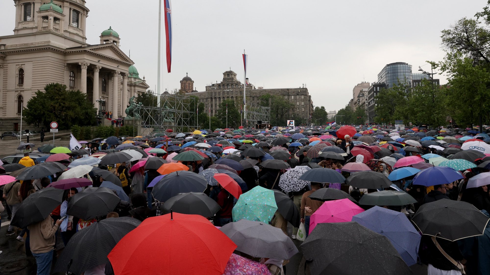 epa10658437 Protesters gather during a rally against violence in Belgrade, Serbia, 27 May 2023. Opposition political parties have called on a peaceful protest against violence in Serbian society following two mass shootings.  EPA/ANDREJ CUKIC