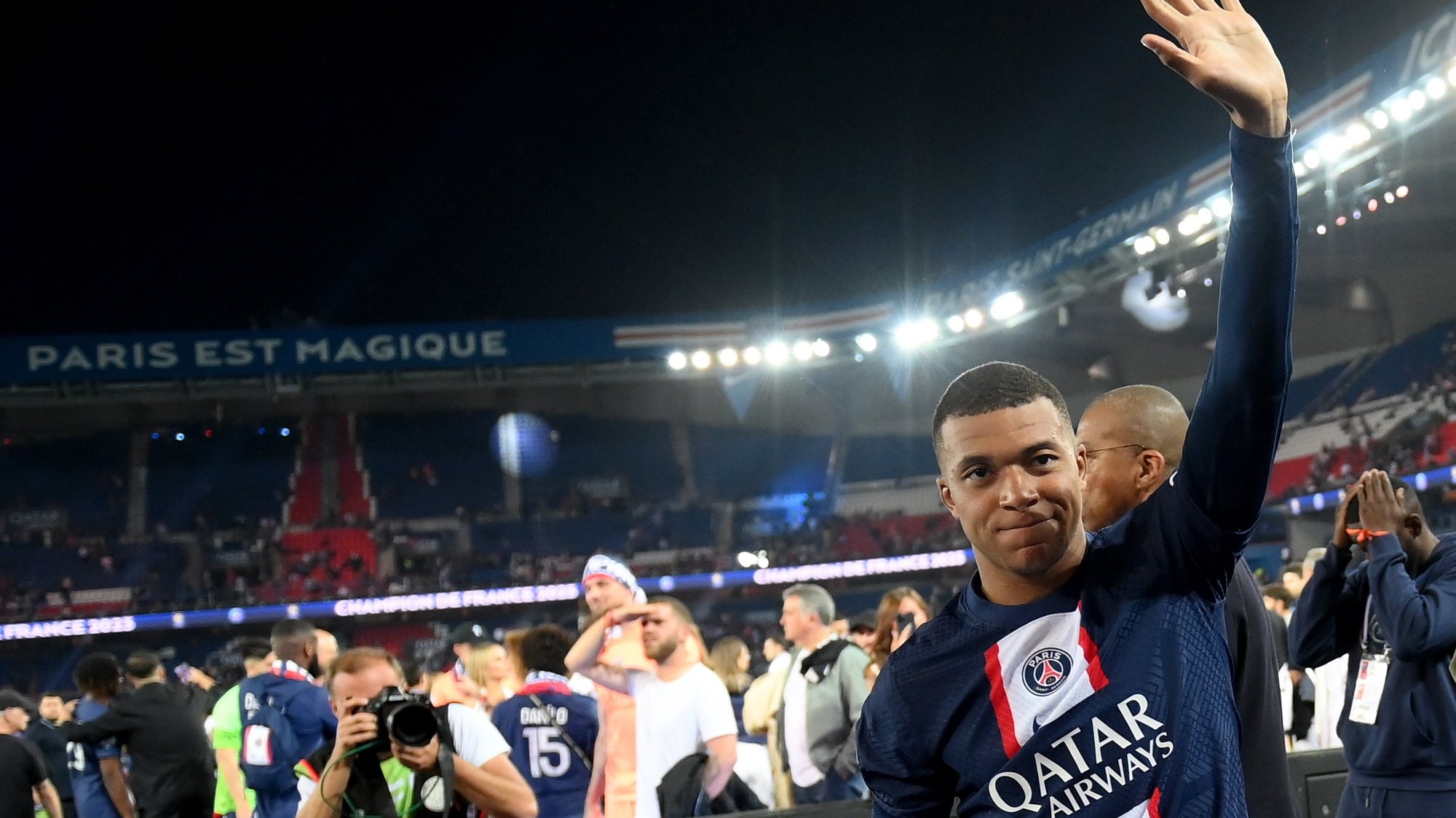 epa10671721 Paris Saint-Germain&#039;s French forward Kylian Mbappe waves during the 2022-2023 Ligue 1 championship trophy ceremony following the French Ligue 1 soccer match between Paris Saint Germain and Clermont Foot 63 in Paris, France, 03 June 2023.  EPA/FRANCK FIFE / POOL  MAXPPP OUT