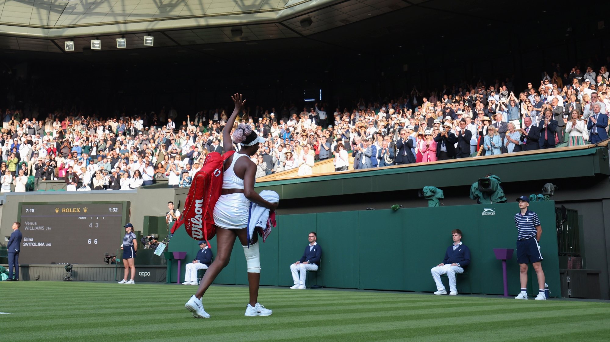 Venus Williams saiu do court central de Wimbledon debaixo de uma ovação após um encontro frente a Svitolina onde jogou condicionada pela lesão num joelho