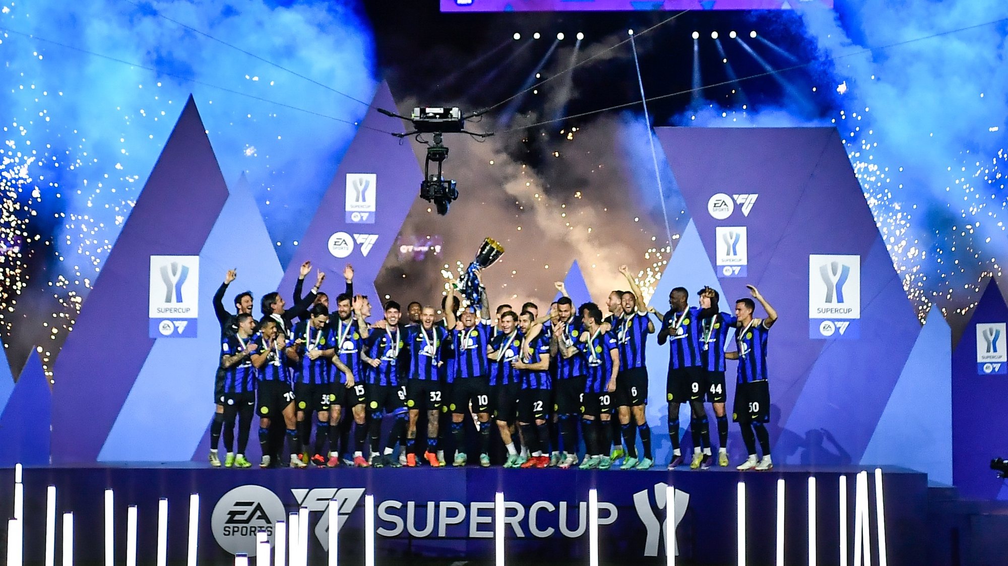 epa11097208 Players of Inter celebrate after winning the Supercoppa Italiana, the Italian Super Cup, final match between SSC Napoli and Inter Milan, in Riyadh, Saudi Arabia, 22 January 2024.  EPA/STRINGER